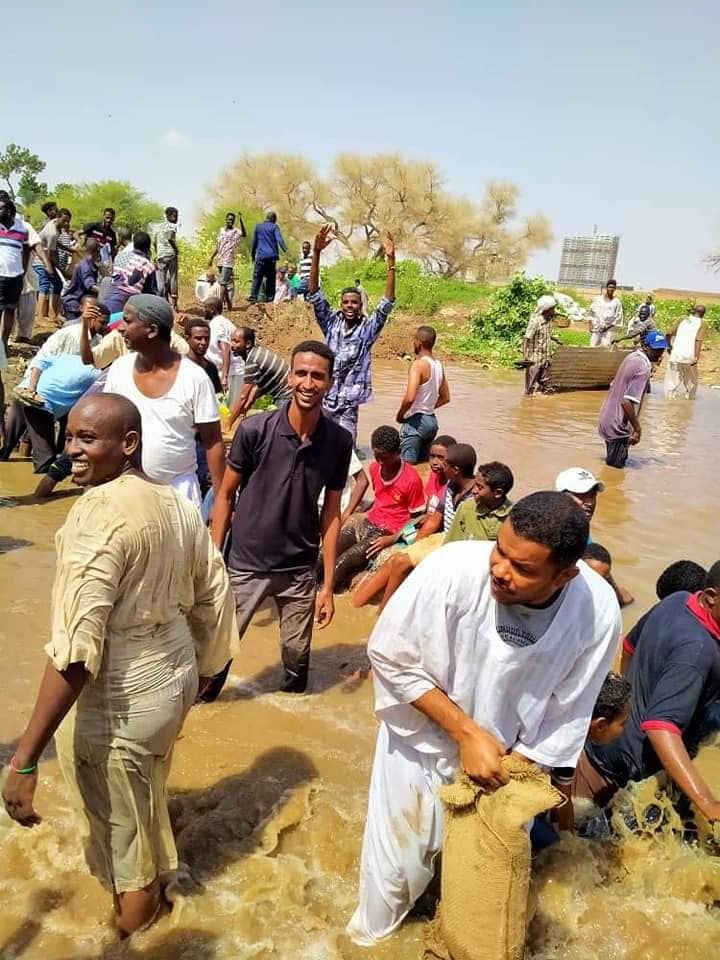 سكان جزيرة توتي في الخرطوم يجهزوا تروساً لمواجهة مياه الفيضان  - وسائل التواصل الاجتماعي 