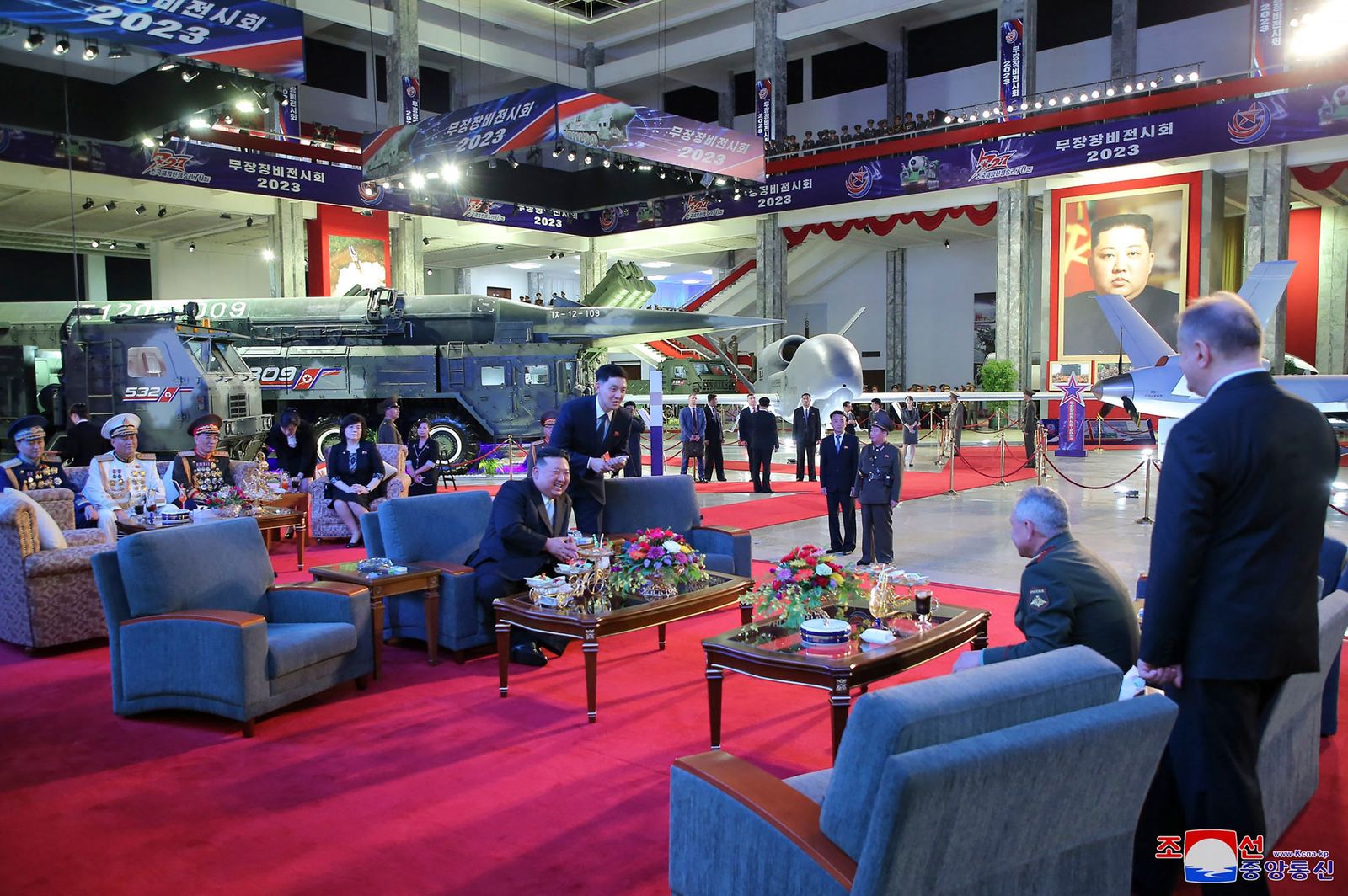 This picture taken on July 26, 2023 and released by North Korea's official Korean Central News Agency (KCNA) on July 27 shows North Korean leader Kim Jong Un (C) meeting with Russian Defence Minister Sergei Shoigu (2nd R) at the weaponry exhibition house in Pyongyang. (Photo by KCNA VIA KNS / AFP) / - South Korea OUT / ---EDITORS NOTE--- RESTRICTED TO EDITORIAL USE - MANDATORY CREDIT 