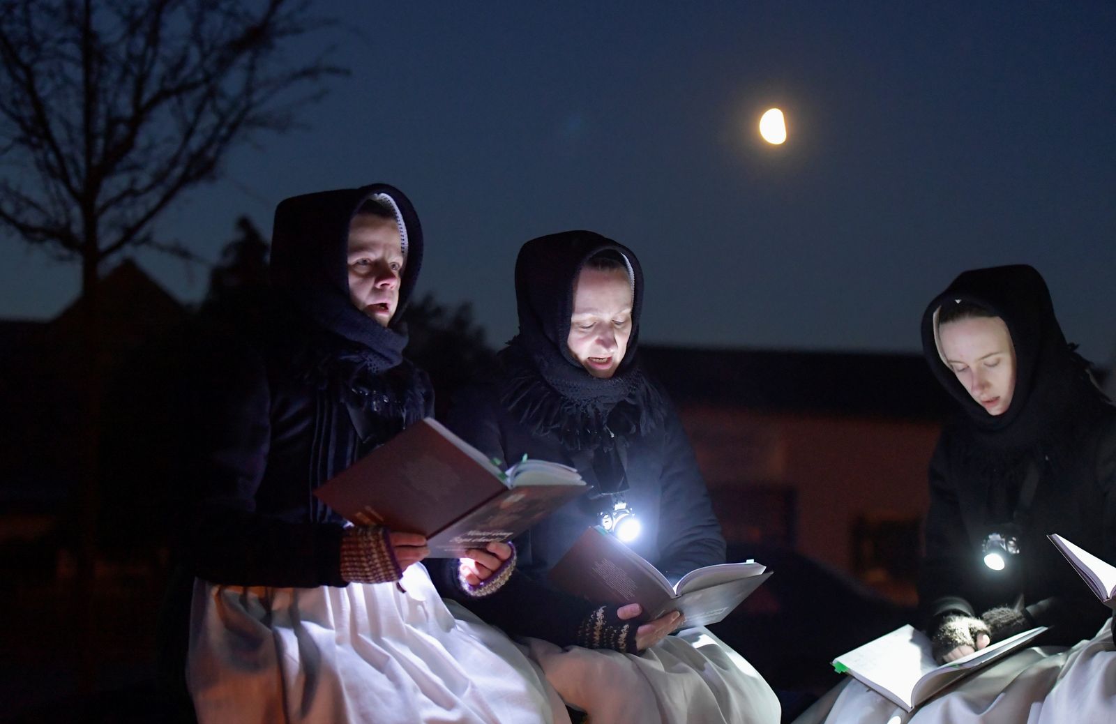 مصليات ينتمين للعرقية السلافية في وقت مبكر من عيد الفصح، الأحد، أمام كنيسة في مدينة شلايف بألمانيا. 4 أبريل 2021. - REUTERS