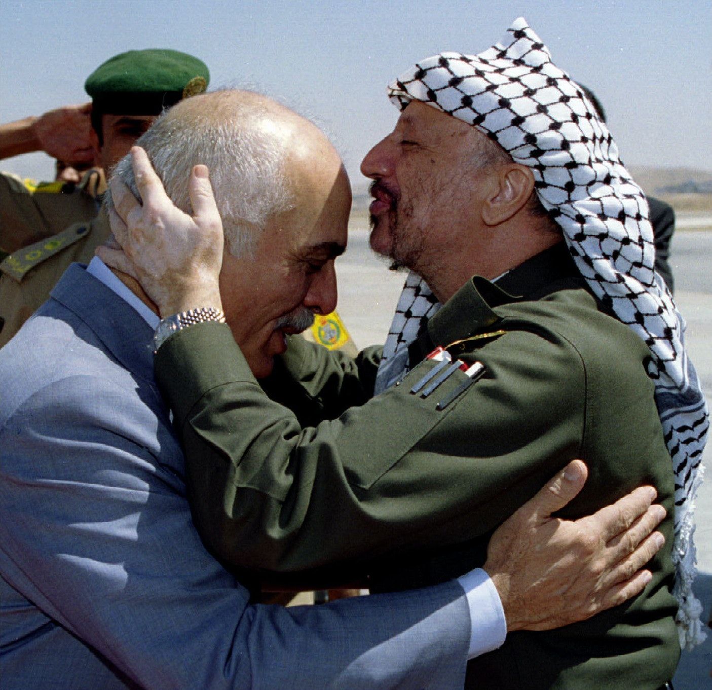 ياسر عرفات يقبل رأس الملك حسين في مطار عمّان بالأردن عام 1993. - REUTERS