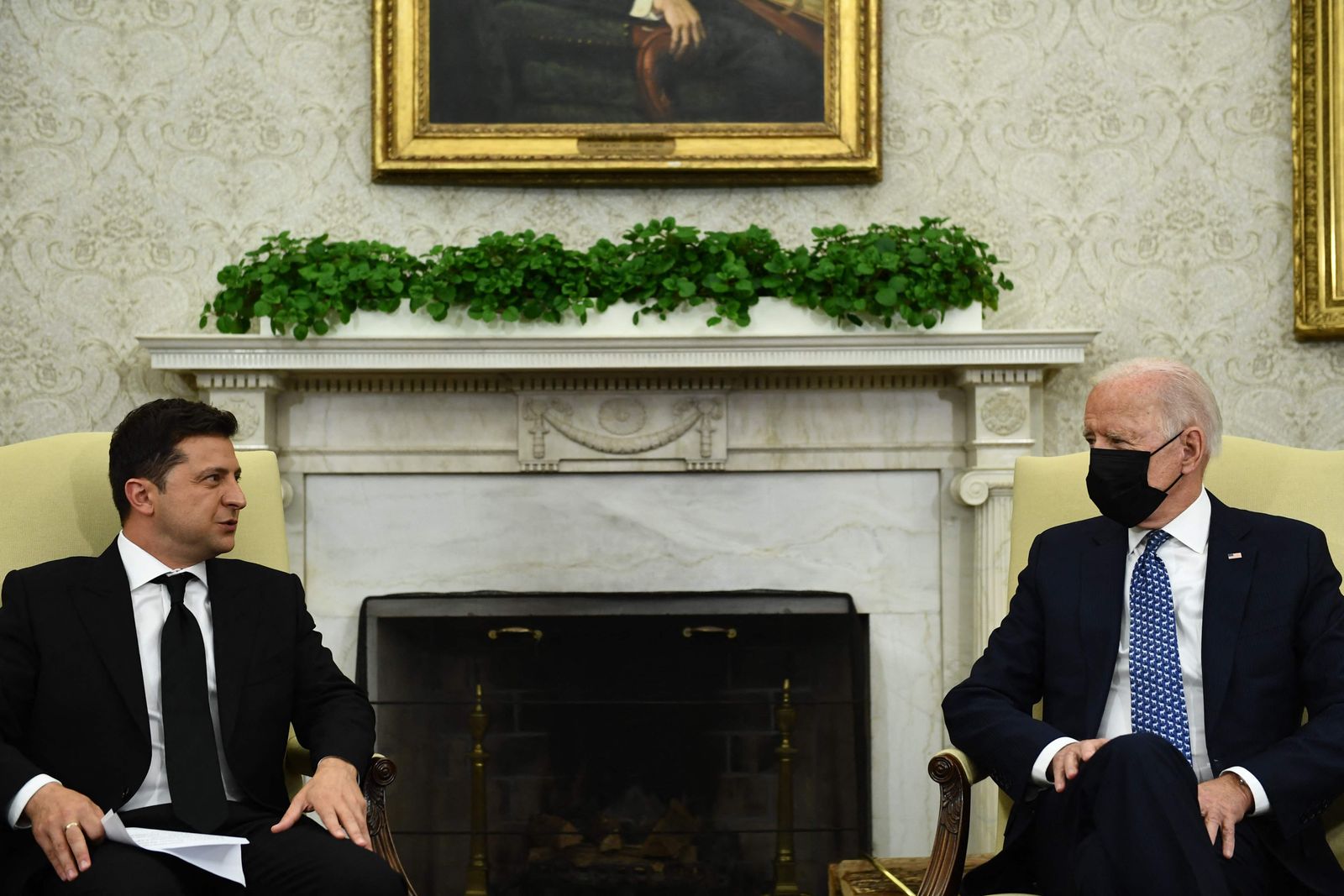 الرئيس الأميركي جو بايدن مع الرئيس الأوكراني فولوديمير زيلينسكي في المكتب البيضاوي للبيت الأبيض في العاصمة الأميركية واشنطن. 1 سبتمبر  - AFP