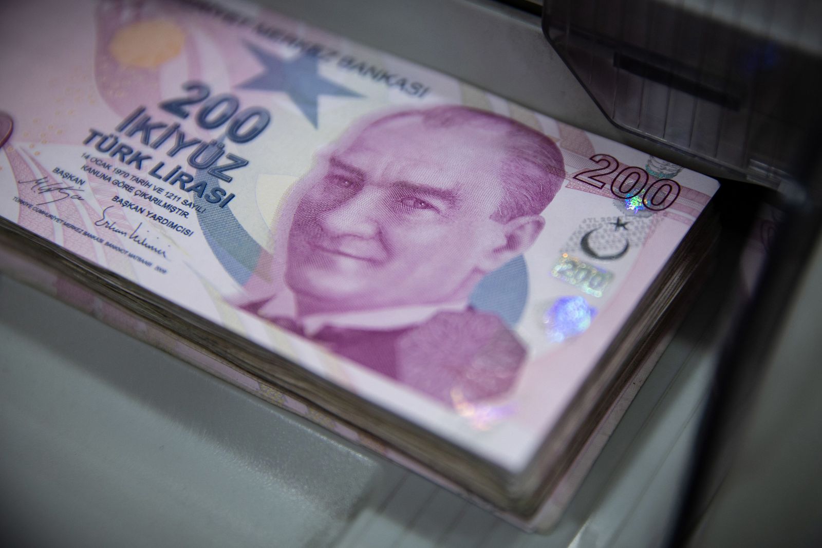 أوراق نقدية من فئة 200 ليرة تركية في مكتب صيرفة باسطنبول - 11 أغسطس 2020 - Bloomberg