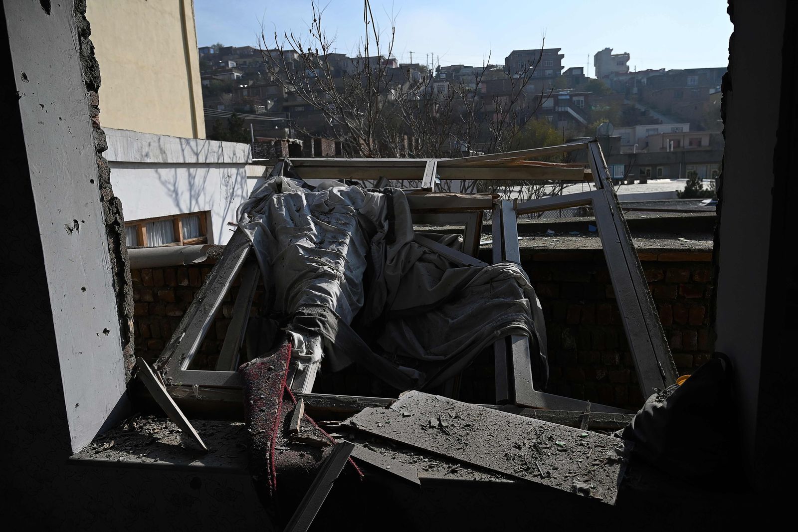 منزل متضرر بعد سقوط عدة صواريخ في خير خان، شمال غرب كابول. 21 نوفمبر 2020 - AFP