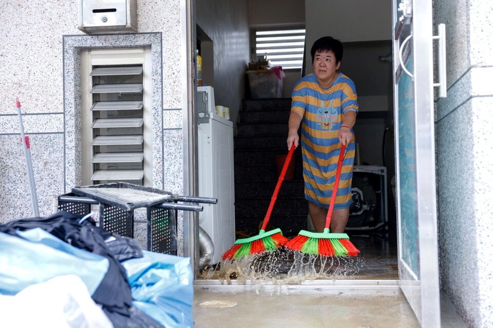 مياه الأمطار على عتبات المنازل بعد الفيضانات التي تسبب بها الإعصار فونج وونج، مدينة ييلان، تايوان، 12 نوفمبر 2025