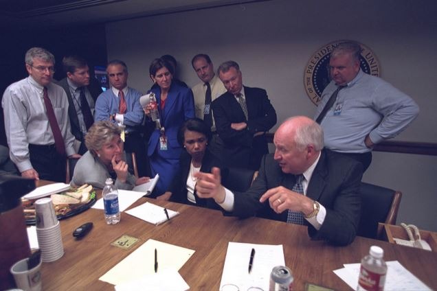 نارب الرئيس الأميركي السابق ديك تشيني ومستشارة الأمن القومي السابقة كوندوليزا رايس، وسط كبار الموظفين في واشنطن بعد هجمات 11 سبتمبر.