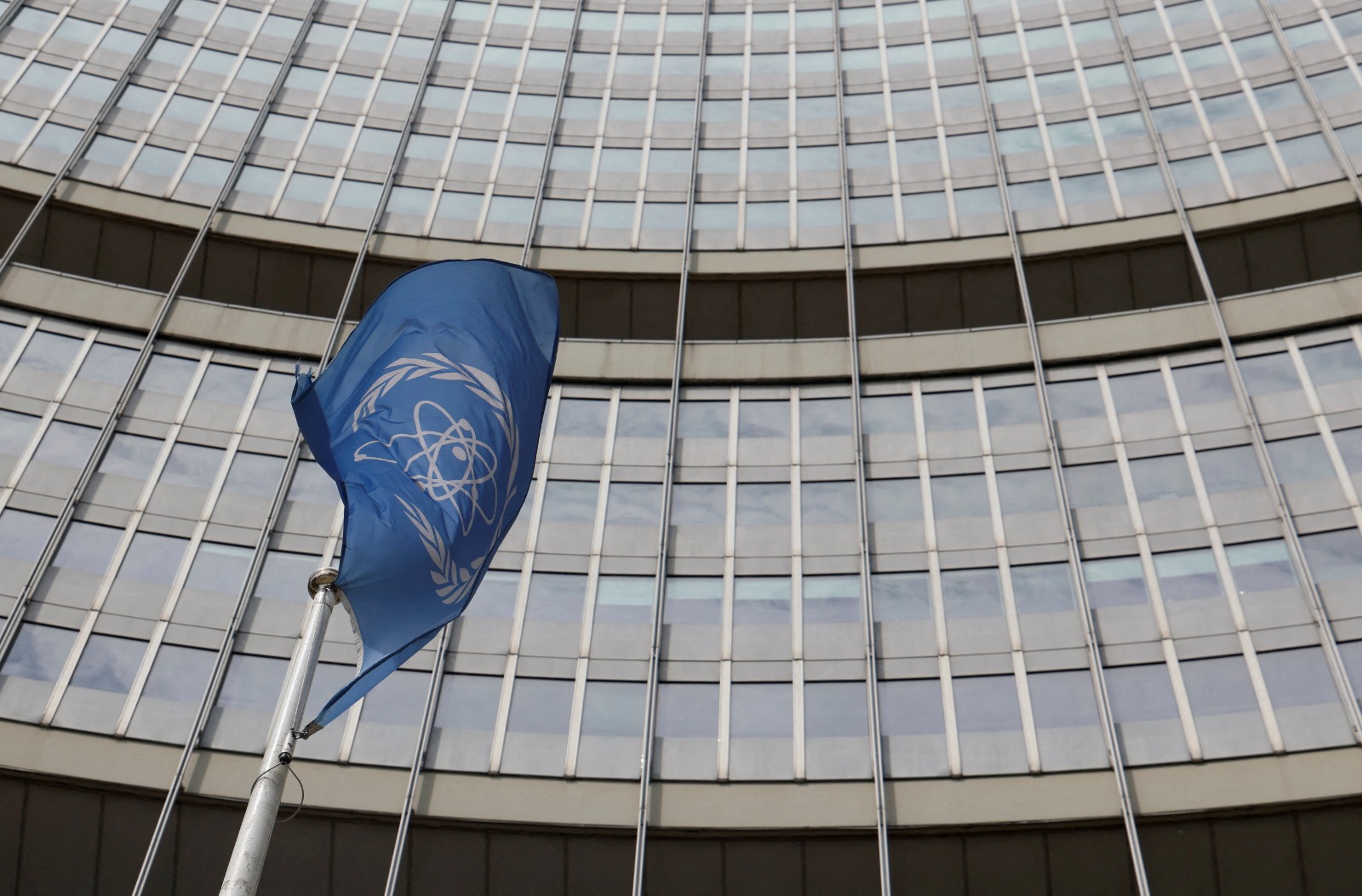علم الوكالة الدولية للطاقة الذرية يرفرف أمام مقر الوكالة بالعاصمة النمساوية فيينا- 3 يونيو 2024