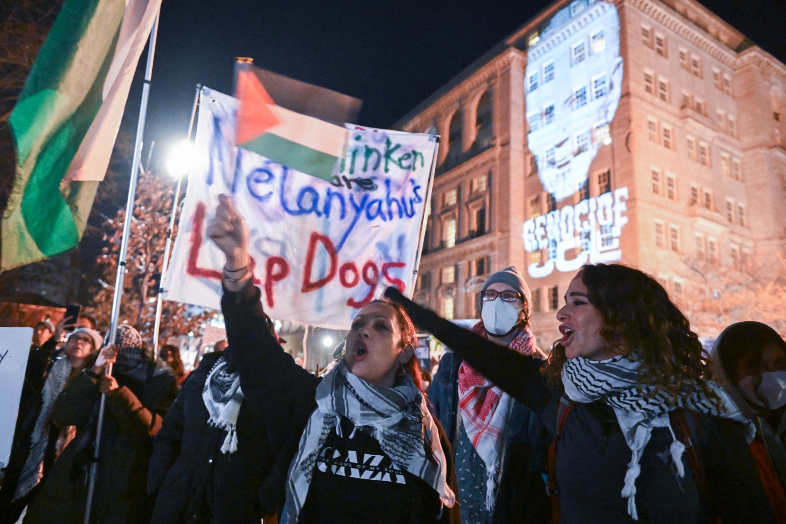 متظاهرون مؤيدون للفلسطينيين قبل أن إلقاء الرئيس الأميركي جو بايدن خطاب حالة الاتحاد في مبنى الكابيتول في واشنطن العاصمة. 7 مارس، 2024