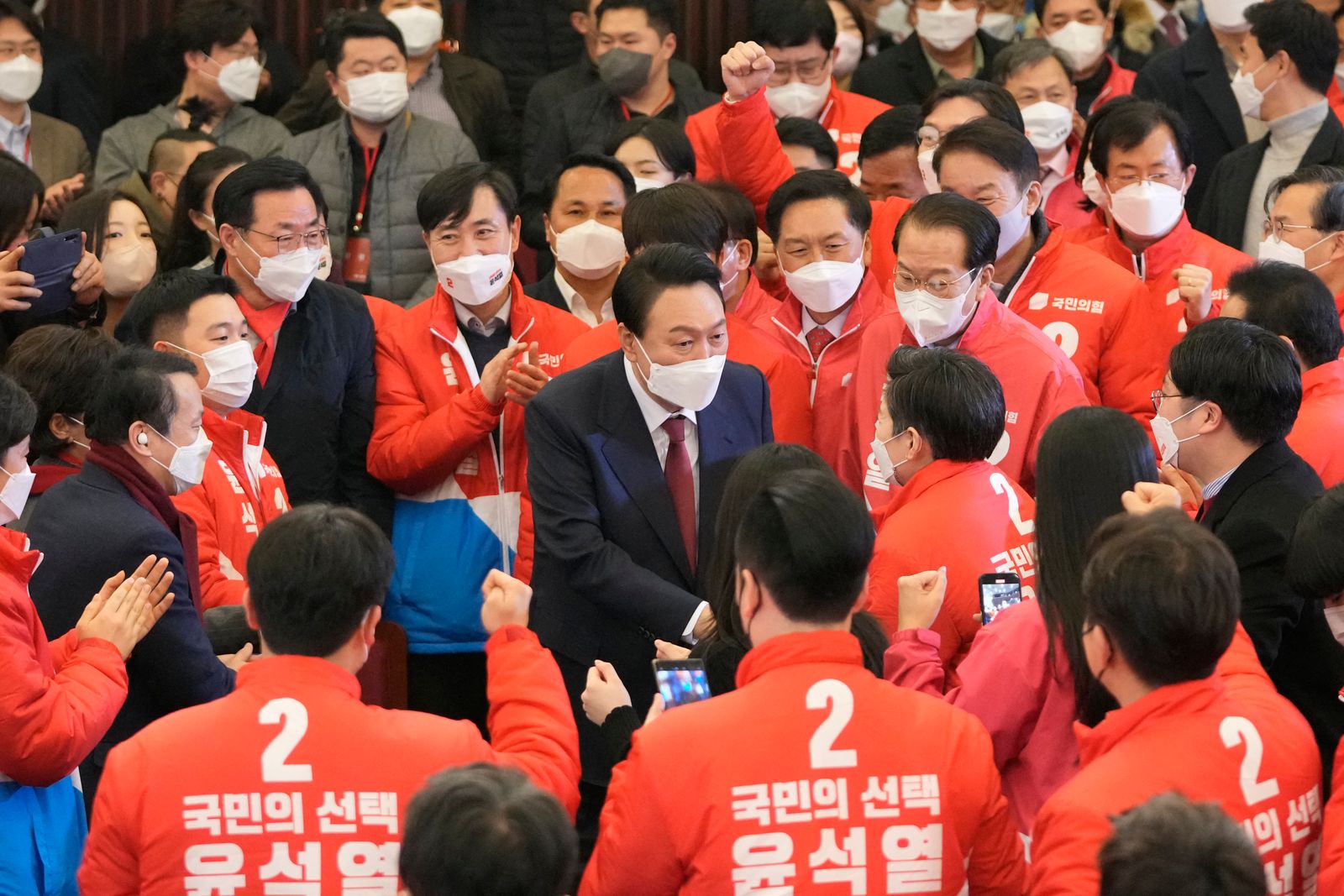 يون سوك-يول يحتفل مع أعضاء حزب سلطة الشعب المعارض - 9 مارس 2022 - AFP