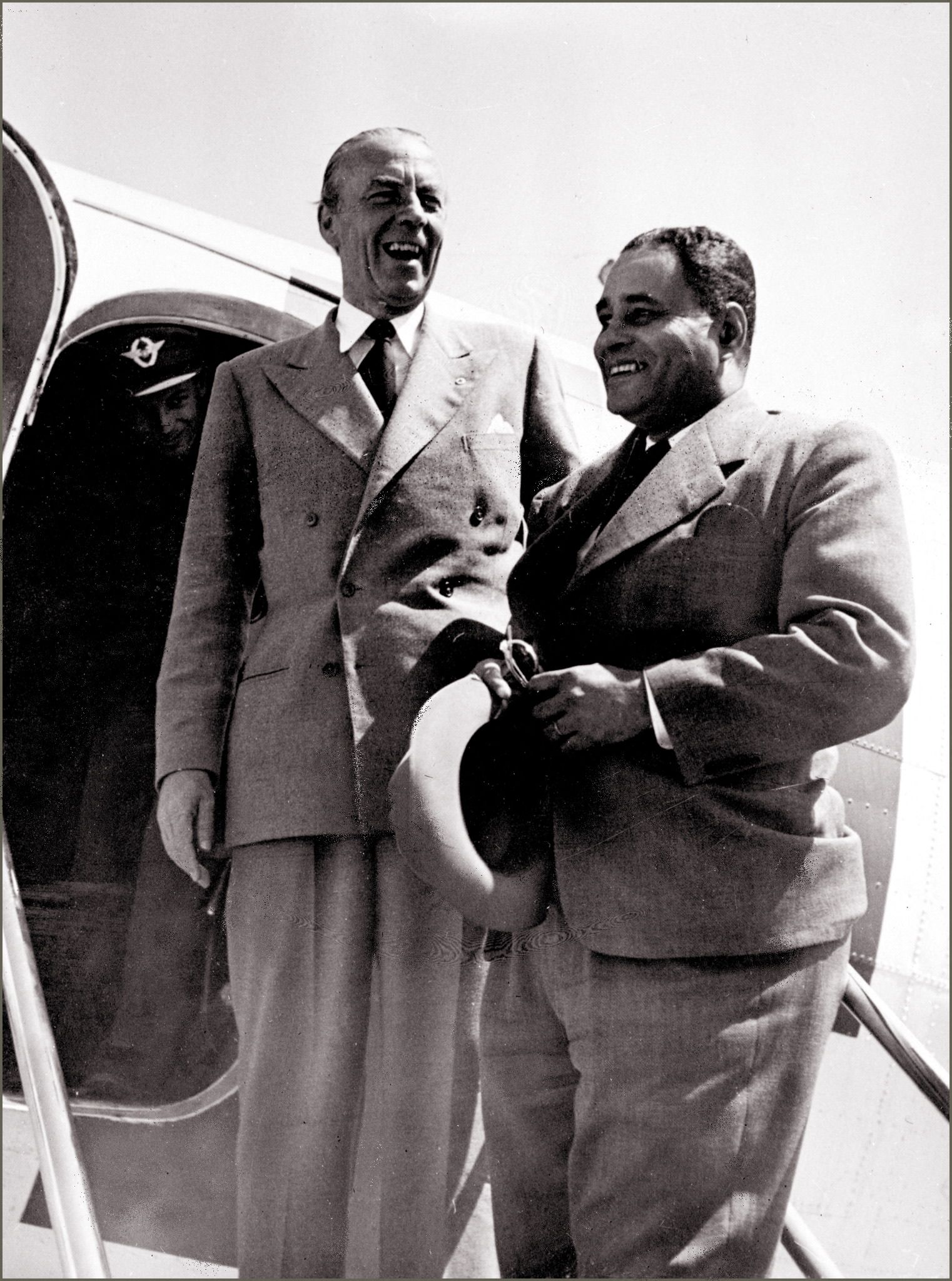 مبعوث الأمم المتحدة للصراع العربي الإسرائيلي الكونت فولك برنادوت (يسار) مع الدبلوماسي الأميركي رالف بانش في لوزان-  1948 - AFP