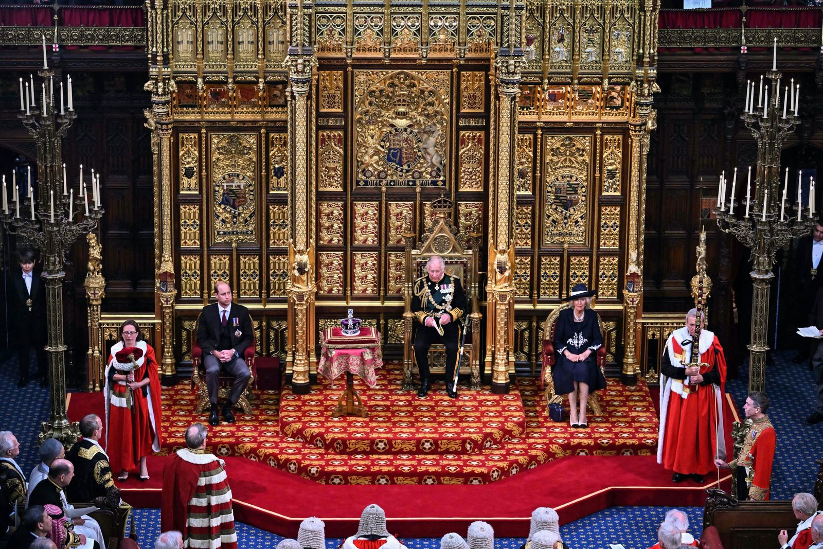 الأمير تشارلز، ولي عهد بريطانيا وأمير ويلز يلقي خطاب الملكة في الجلسة الافتتاحية للبرلمان البريطاني نيابة عن الملكة إليزابيث - 10 مايو 2022 - AFP