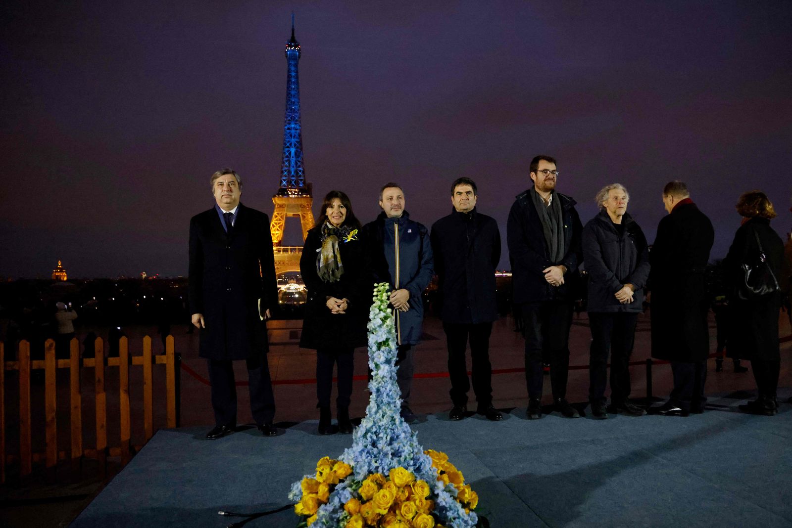 عمدة باريس آن هيدالجو (الثانية من اليسار) والسفير الأوكراني في فرنسا فاديم أوميلشينكو (يسار) خلال فعالية لإضاءة برج إيفل بلوني العلم الأوكراني في باريس. 23 فبراير 2023 - AFP