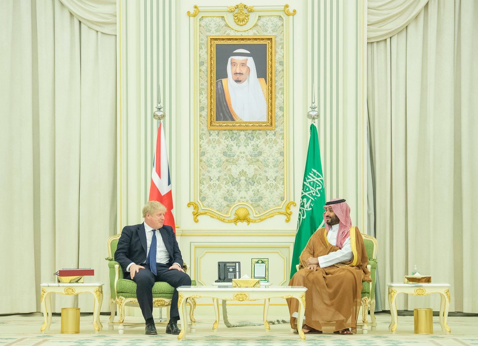 ولي العهد السعودي محمد بن سلمان يستقبل رئيس الوزراء البريطاني بوريس جونسون في الرياض - 16 مارس 2022 - واس
