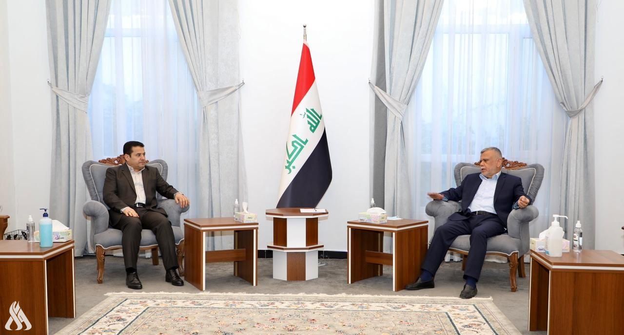 مستشار الأمن القومي العراقي قاسم الأعرجي بجانب رئيس تحالف الفتح هادي العامري - 8 نوفمبر 2021 - ina.iq
