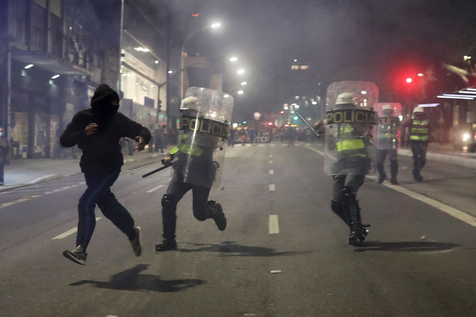 شرطيان يلاحقان متظاهراً خلال احتجاج في ساو باولو للمطالبة بإقالة الرئيس البرازيلي جايير بولسونارو - 24 يوليو 2021 - REUTERS