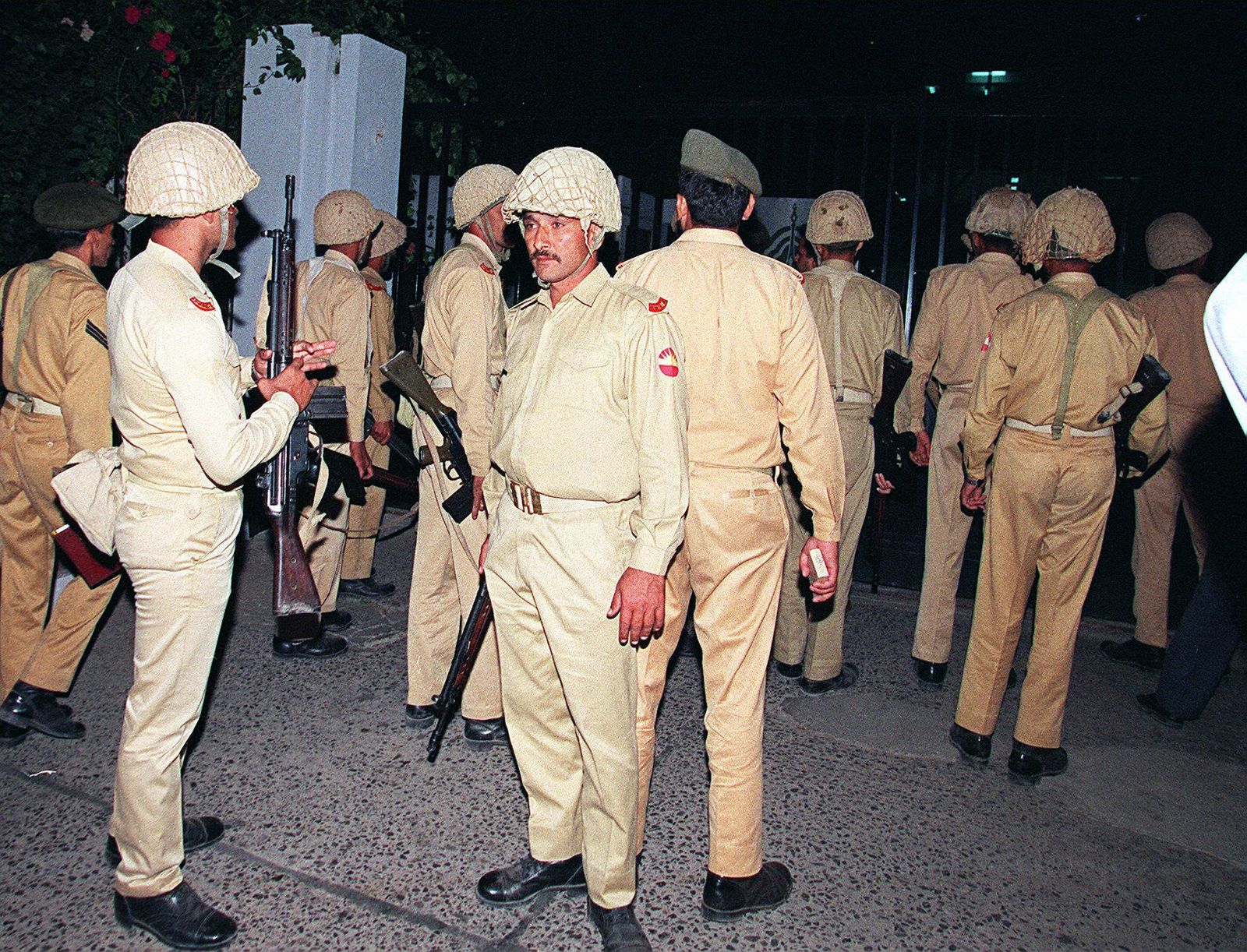 جنود من الجيش الباكستاني يقتحمون مقر التلفزيون في العاصمة إسلام آباد بعد الإعلان عن إقالة قائد الجيش الجنرال برويز مشرف 12 أكتوبر 1999 - AFP