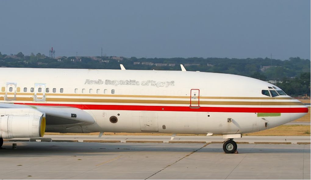 الطائرة المصرية بعد أن اشترتها شركة أوميجا إير الأمريكية وهي في مرحلة إزالة الطلاء في مطار سان أنطونيو الدولي في تكساس بالولايات المتحدة بتاريخ 3 سبتمبر 2006 - jetphotos