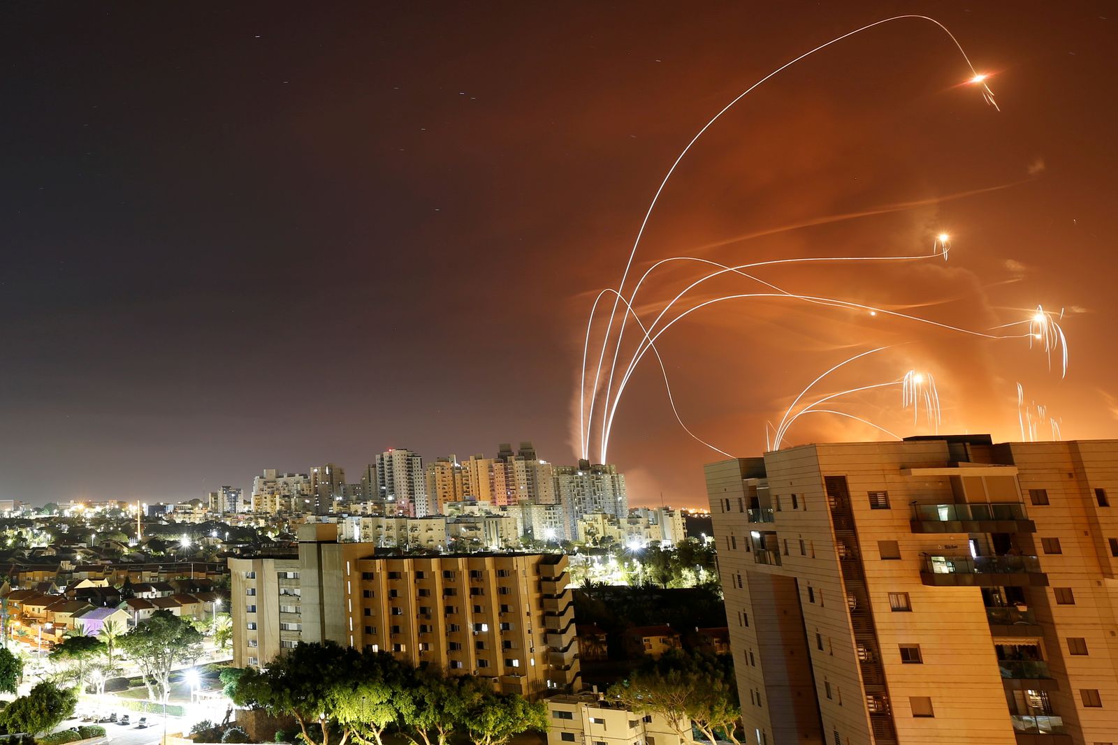 القبة الحديدية تعترض صواريخ تم إطلاقها من قطاع غزة باتجاه إسرائيل، عسقلان، 12 مايو 2021 - REUTERS