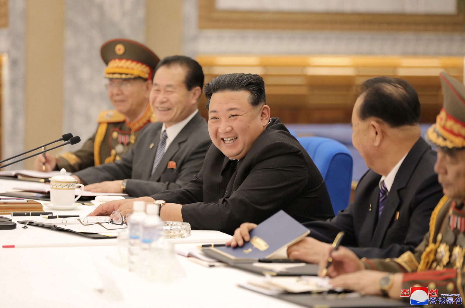 زعيم كوريا الشمالية كيم جونج أون في اجتماع اللجنة العسكرية المركزية لحزب العمال الكوري. 23 يونيو 2022.  - via REUTERS
