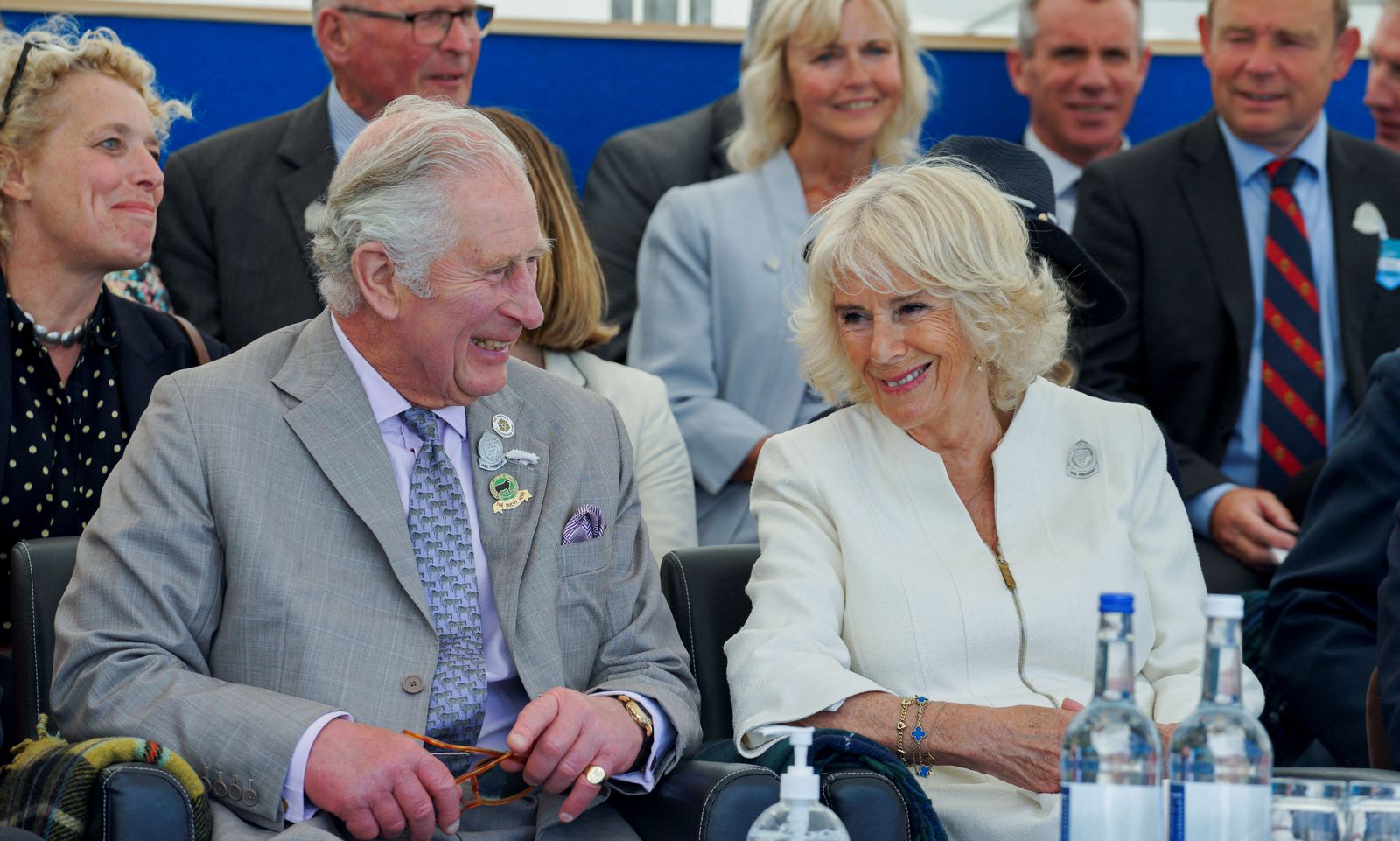 الأمير تشارلز وزوجته كاميلا دوقة كورنوال في ودبردج البريطانية. 10 يونيو 2022 - REUTERS