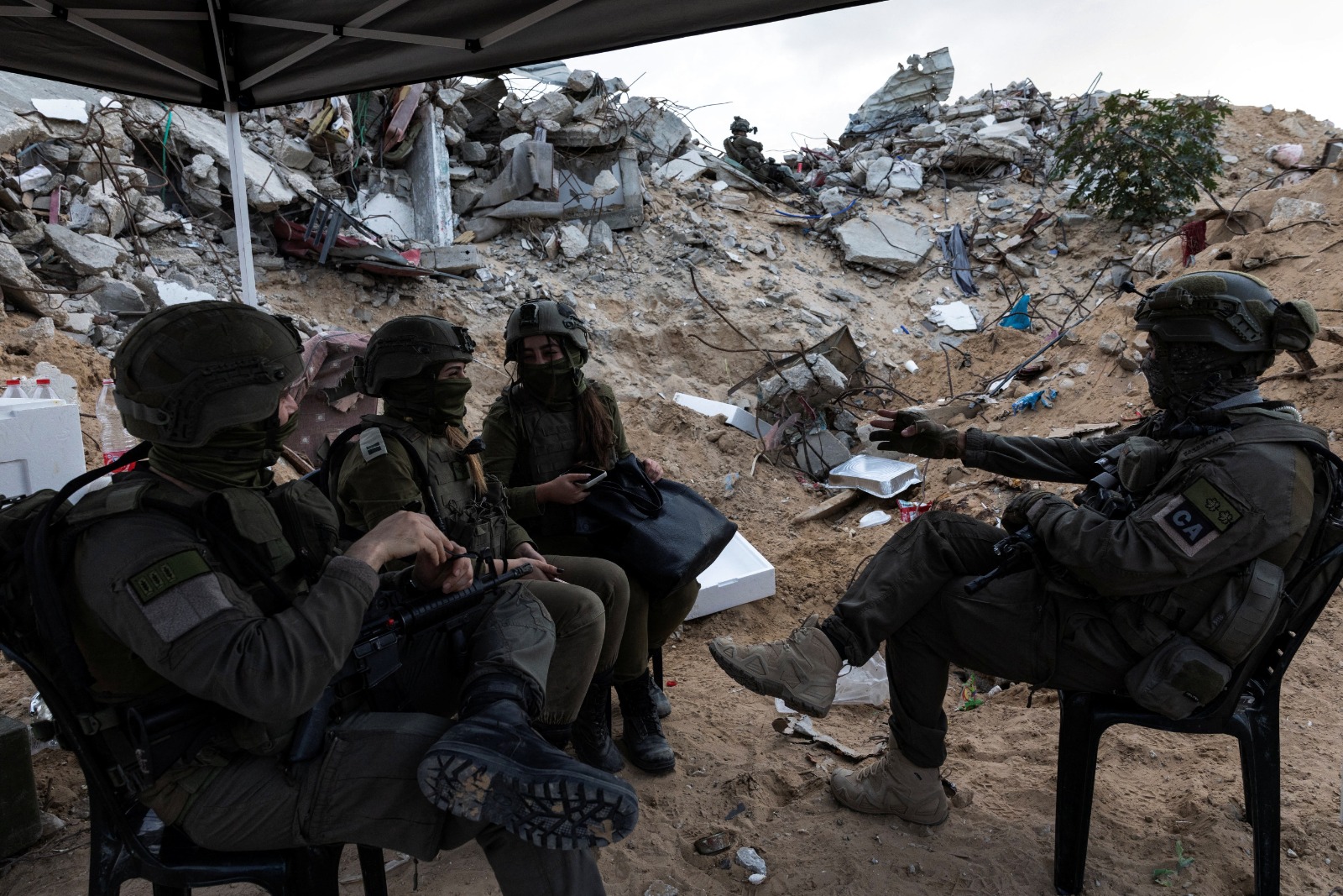 جنود إسرائيليون أمام أنقاض مبان مدمرة في جنوب قطاع غزة. 8 ديسمبر 2025