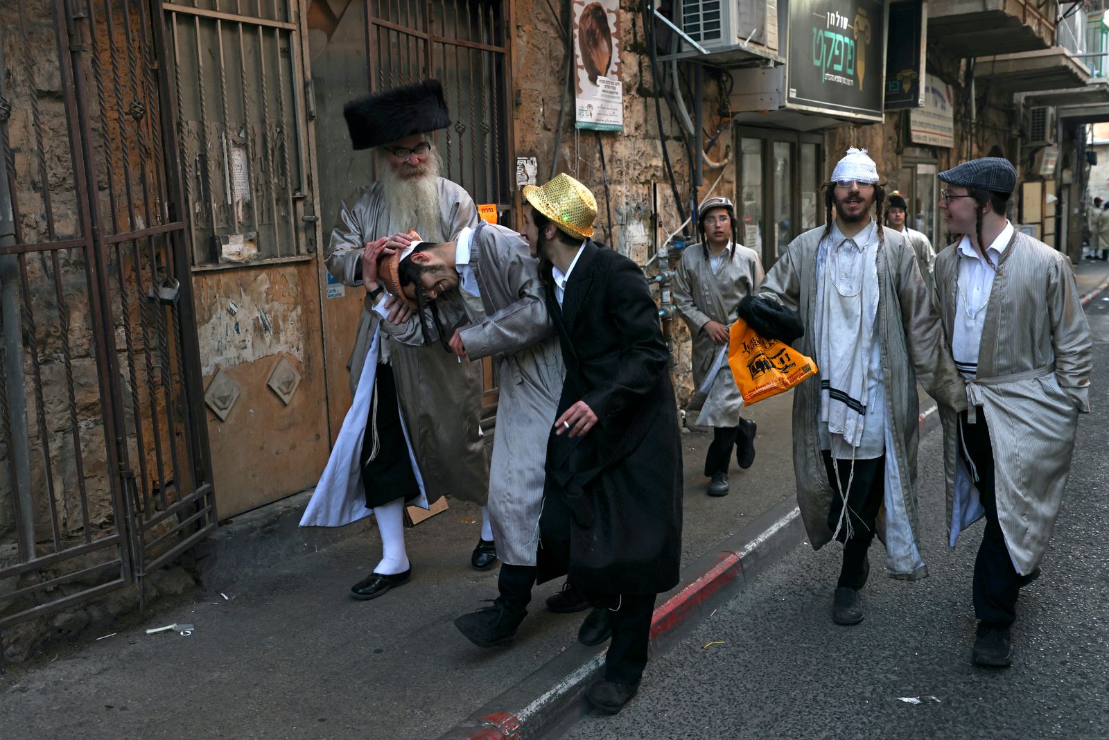 يهود من الحريديم خلال الاحتفال بعيد يهودي في القدس - 28 فبراير 2021