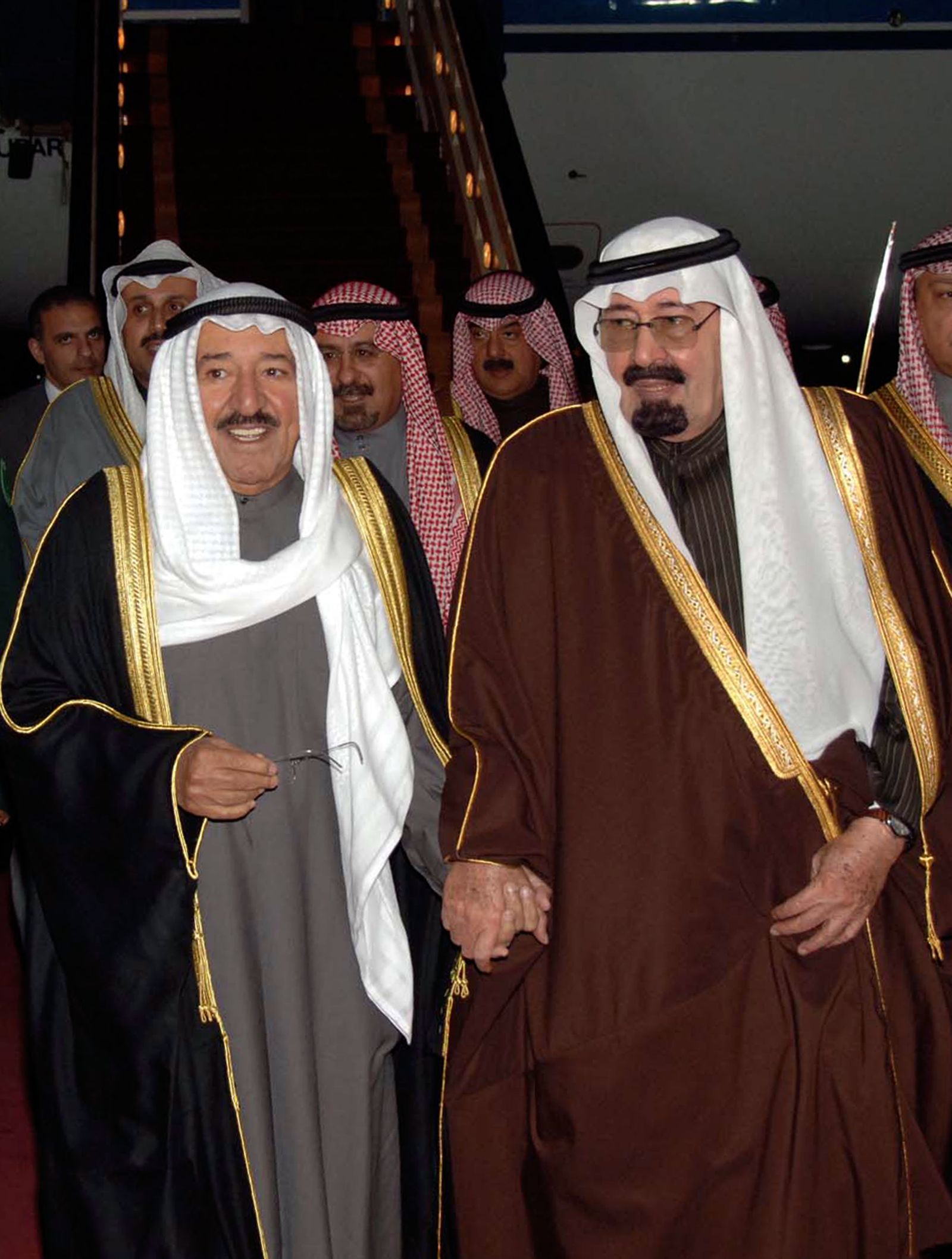 أمير الكويت الراحل الشيخ صباح الأحمد الصباح والملك السعودي الراحل عبد الله بن عبد العزيز آل سعود قبل المشاركة قمة طارئة لمجلس التعاون الخليجي في الرياض، 15 يناير 2009 - AFP