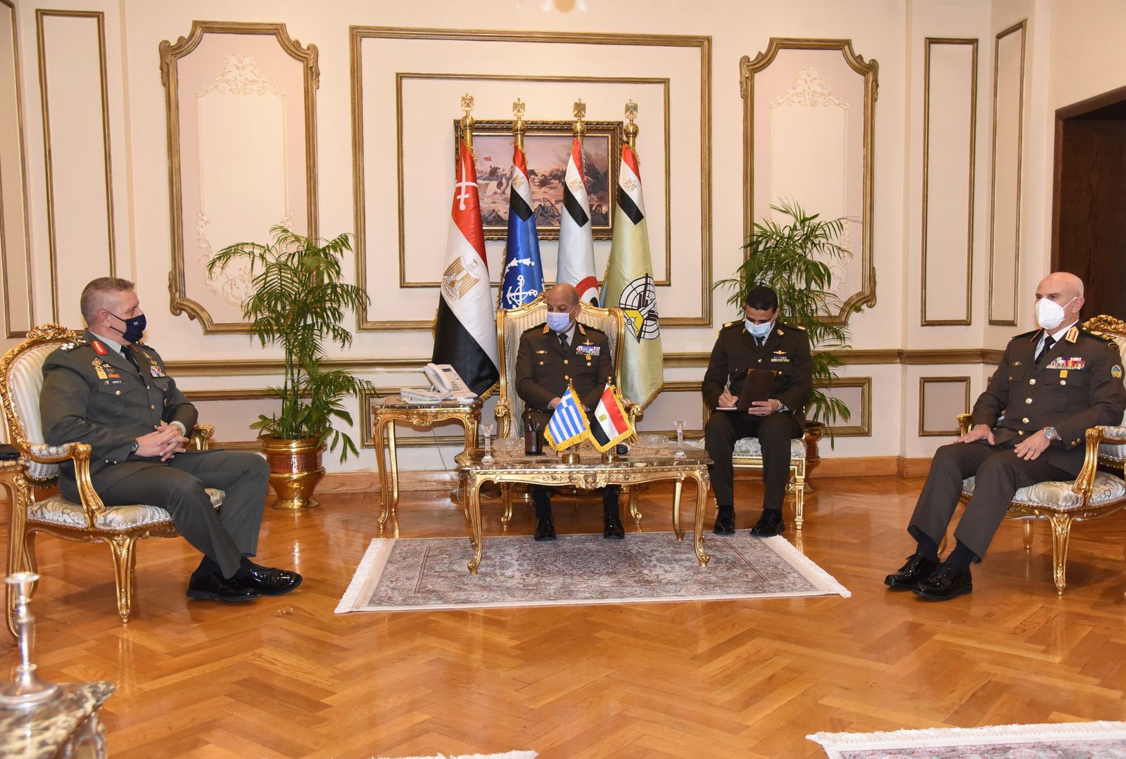 اللقاء الذي جمع قادة عسكريون مصريون ورئيس الأركان اليوناني في اجتماع في القاهرة. 19 يناير 2021. -  الصورة من صفحة المتحدث العسكري المصري على تويتر