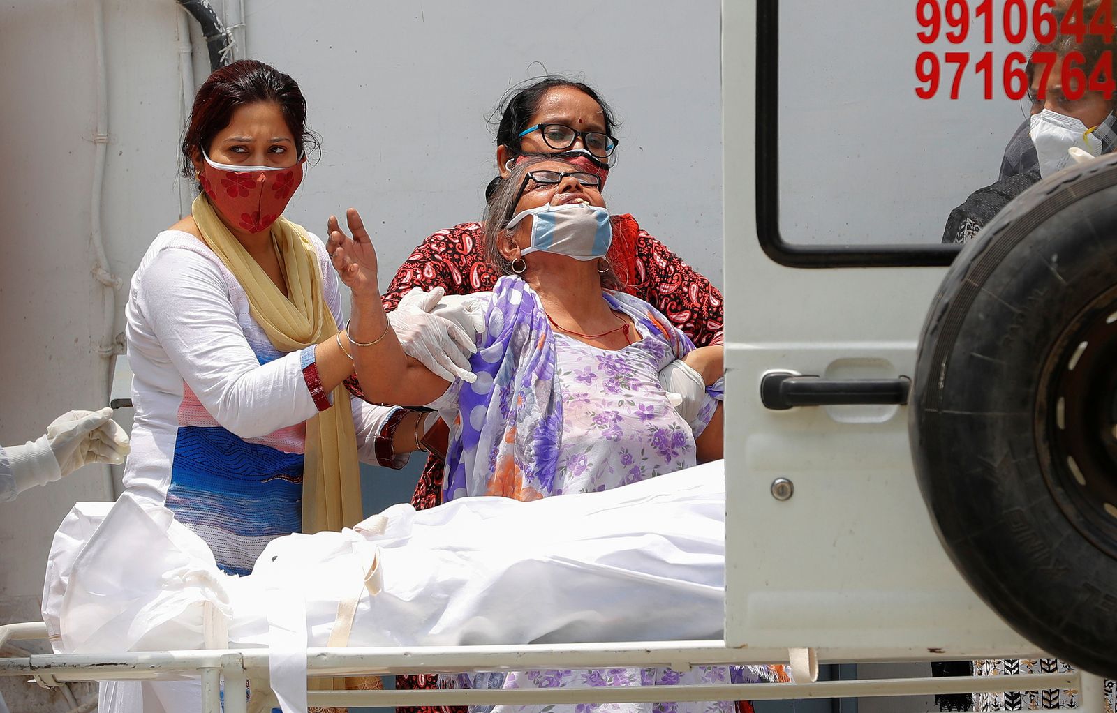 امرأة حزينة بعد رؤية جثة ابنها الذي توفي بسبب كورونا- نيودلهي - REUTERS