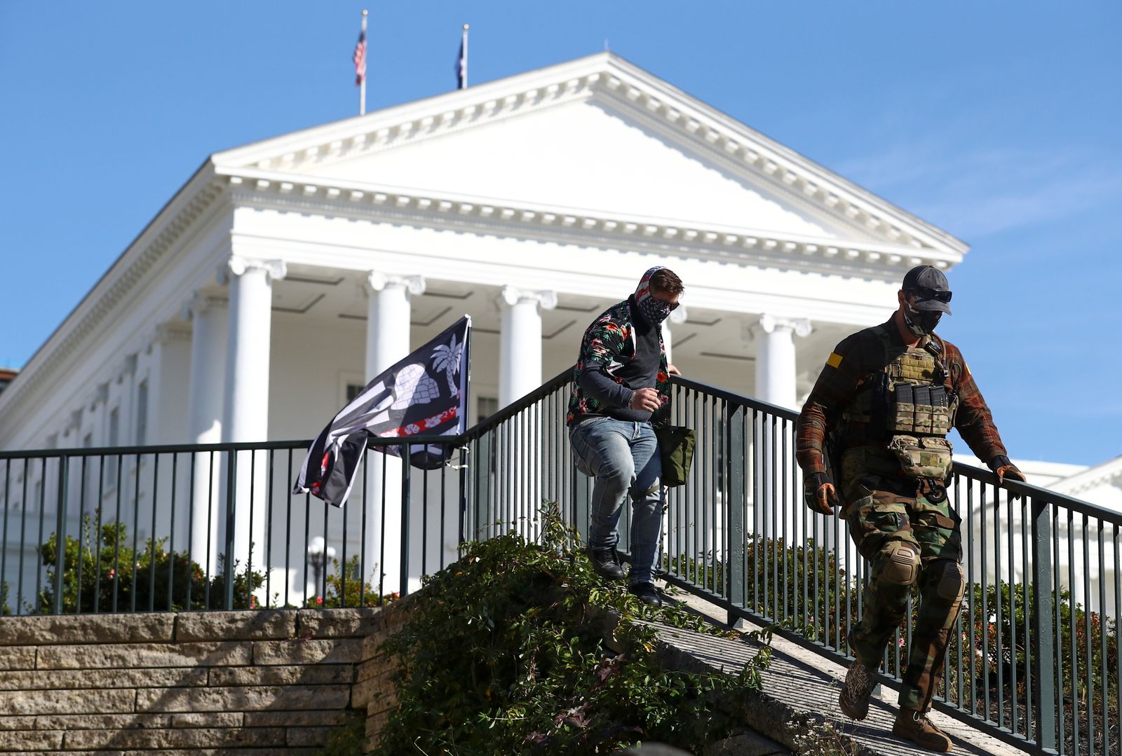 عضوان من حركة بوفالو خلال مسيرة مؤيدة لحمل السلاح بالقرب من مبنى الكابيتول بولاية فرجينيا في ريتشموند 21 نوفمبر 2020 - REUTERS