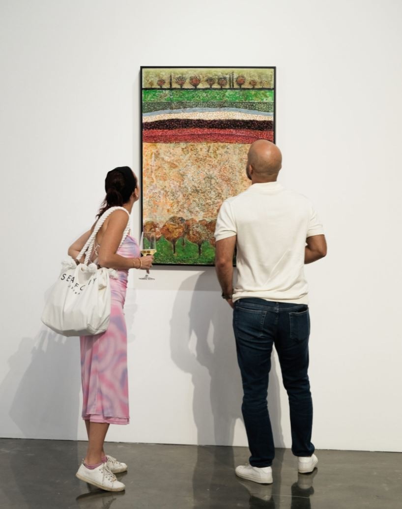 زوار يشاهدون إحدى اللوحات الفنية في جاليري زاوية في رام الله - جاليري زاوية