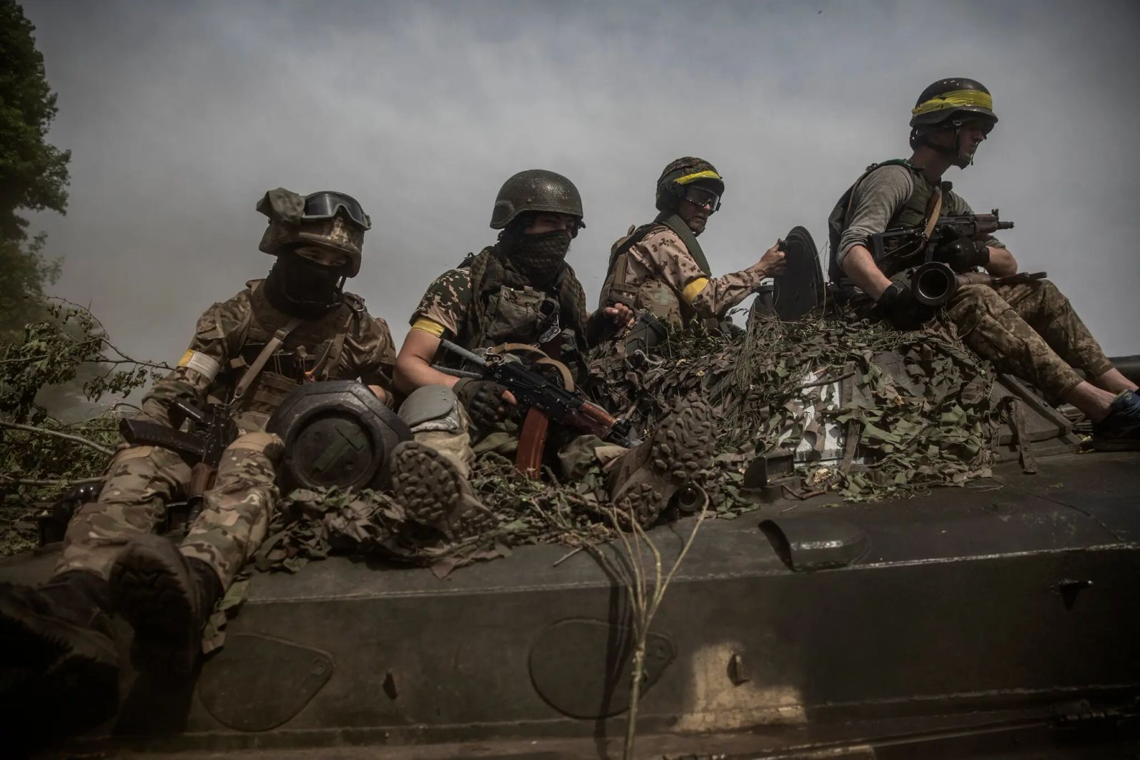 جنود أوكرانيون بالقرب من سيفيرودونيتسك خلال الأسبوع الأول من شهر يونيو  - Finbarr O'Reilly for The New York Times