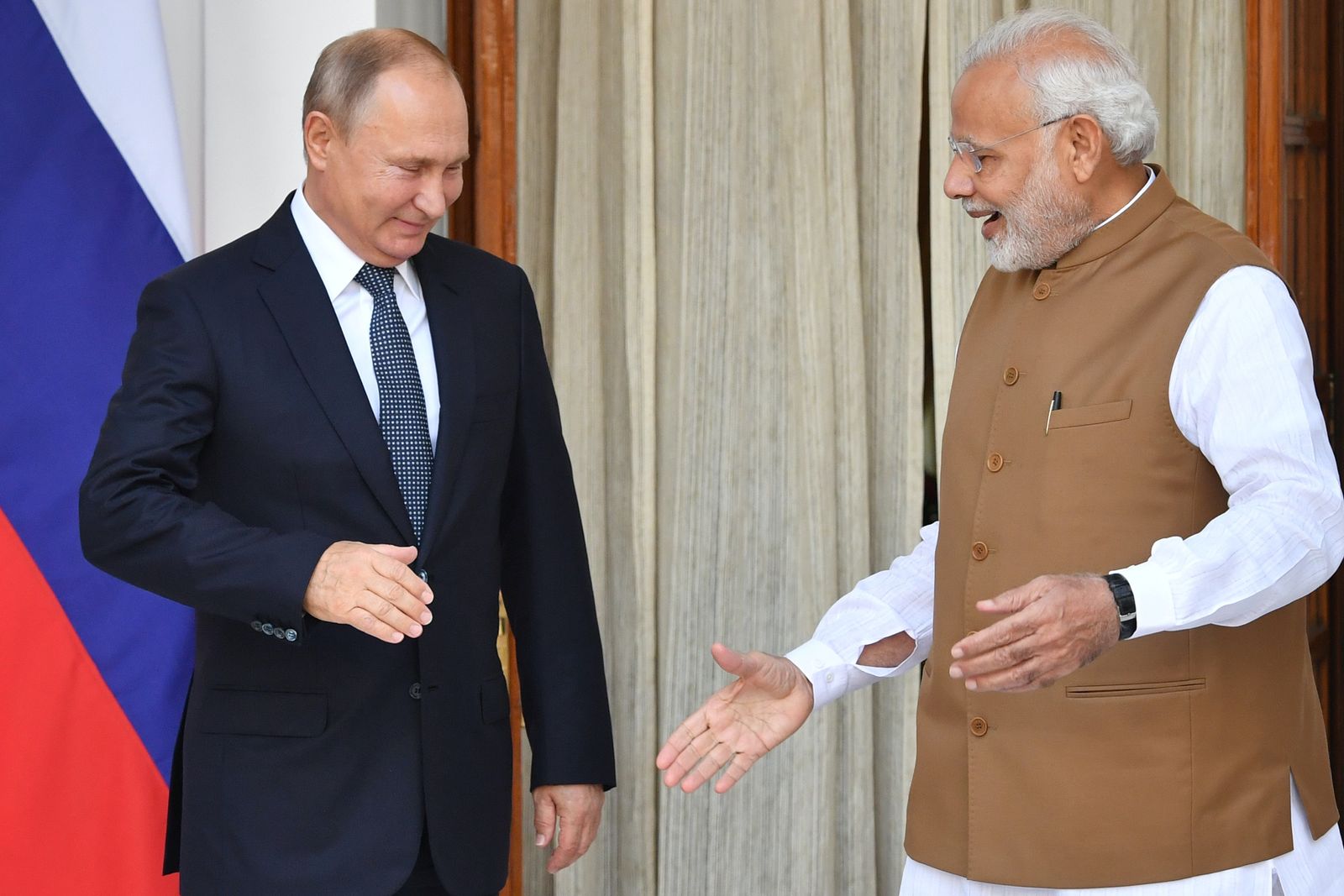 رئيس الوزراء الهندي ناريندرا مودي يرحّب بالرئيس الروسي فلاديمير بوتين قبل لقائهما في نيودلهي - 5 أكتوبر 2018 - REUTERS