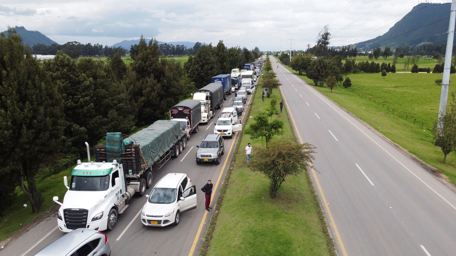 سيارات عالقة على طريق أغلقه محتجون في كولومبيا - 3 مايو 2021 - REUTERS