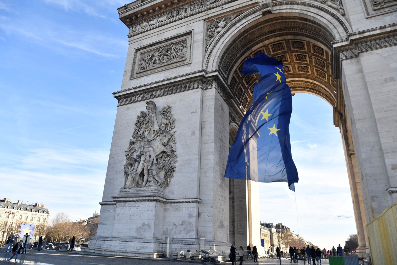 العلم الأوروبي يرفرف تحت قوس النصر في باريس - 1 يناير 2021 - AFP