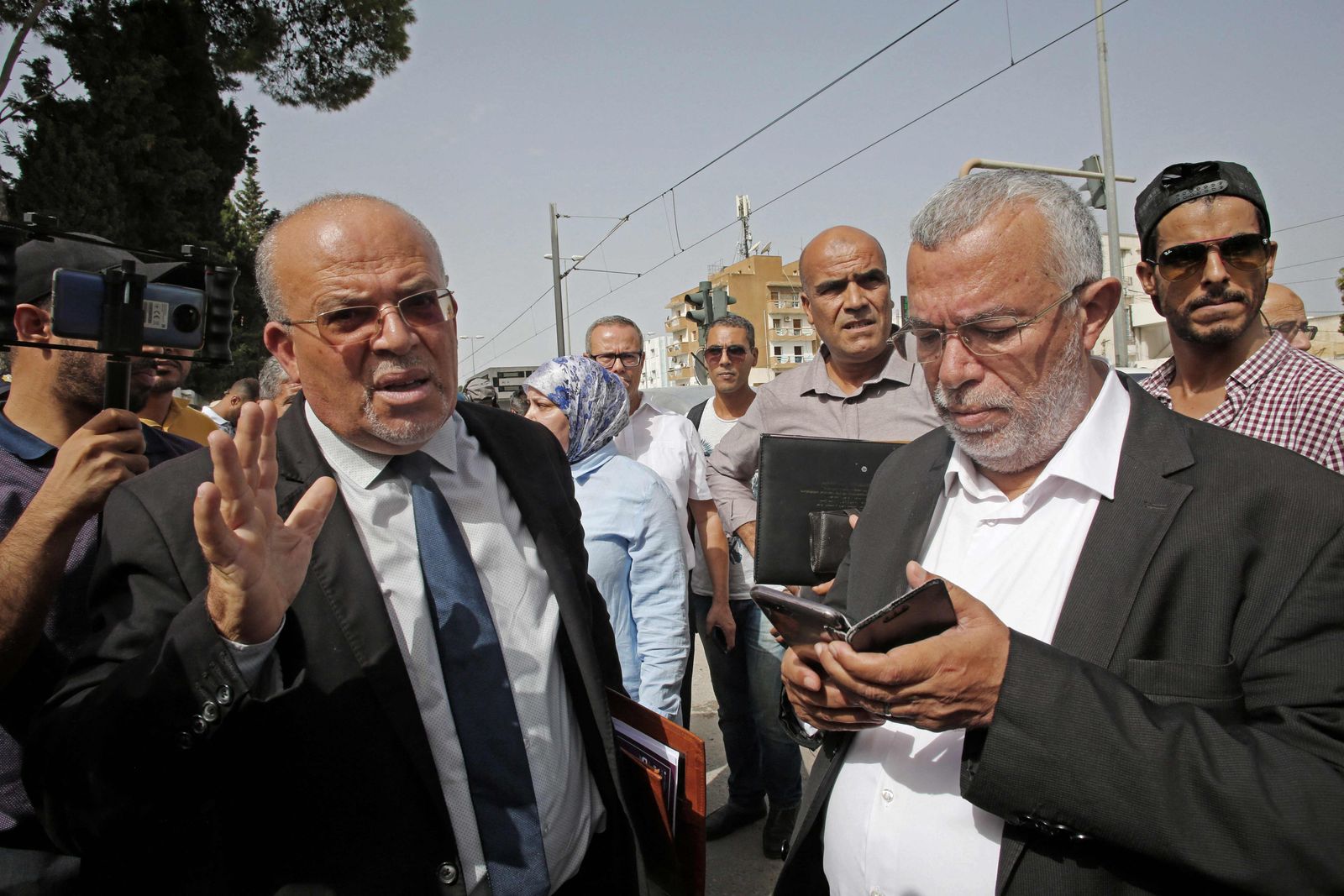 المحاميان سمير ديلو (يسار) ونور الدين بهيري يصلان إلى مكتب المدعي العام التونسي لمكافحة الإرهاب في تونس العاصمة - 19 سبتمبر 2022 - AFP