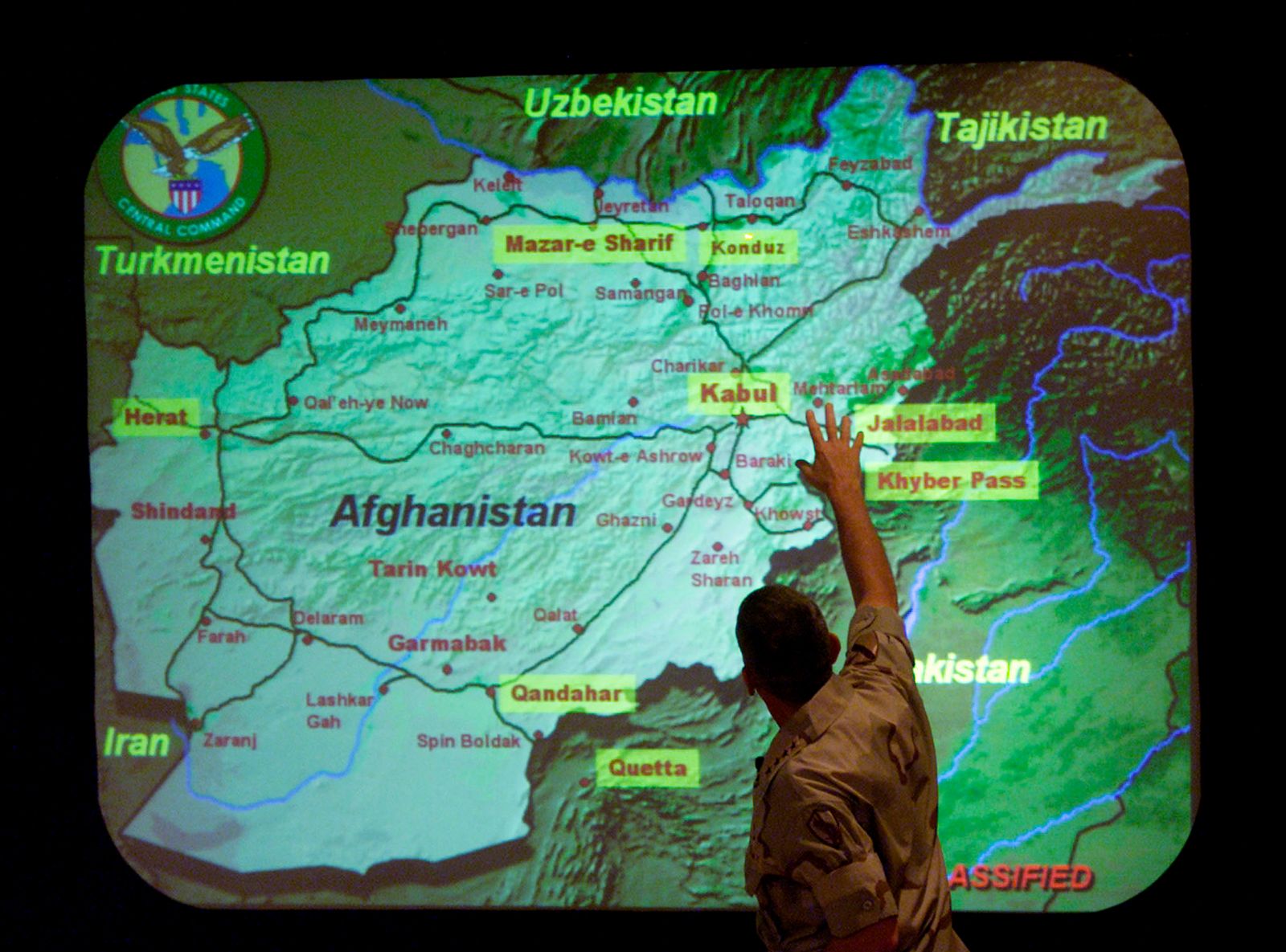قائد عسكري أميركي يشير بيديه إلى خارطة أفغانستان، خلال اجتماع بوزارة الدفاع الأمريكية. 27 نوفمبر 2001. - REUTERS