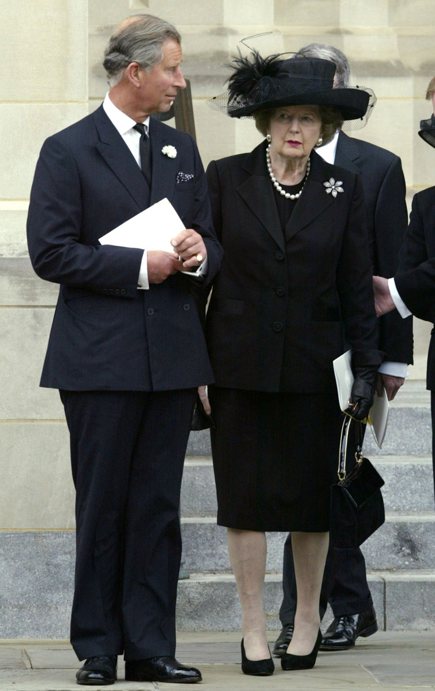 أمير ويلز تشارلز يغادر بصحبة رئيسة وزراء بريطانيا السابقة مارجريت تاتشر كاتدرائية واشنطن الوطنية بعد حضور جنازة الرئيس الأميركي الأسبق رونالد ريجان - واشنطن - 11 يونيو 2004 - REUTERS