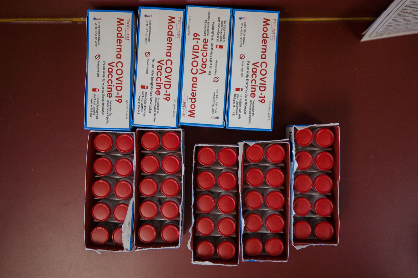 جرعات لقاح موديرنا المضاد لكورونا في صناديق في موقع التطعيم الشامل مكلويد هيلث، داخل حلبة سباق دارلينغتون في ولاية ساوث كارولينا الأميركية. 5 مارس 2021 - Bloomberg