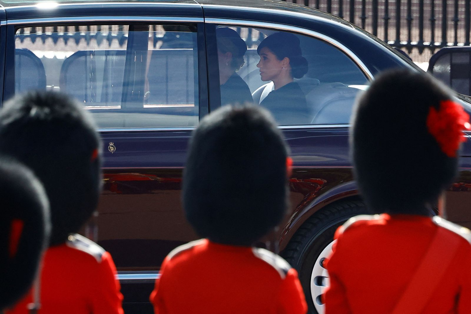 ميجان دوقة ساسكس زوجة الأمير هاري تشارك في موكب نقل الملكة الراحلة إليزابيث الثانية إلى قصر ويستمنستر بلندن- 14 سبتمبر 2022  - REUTERS