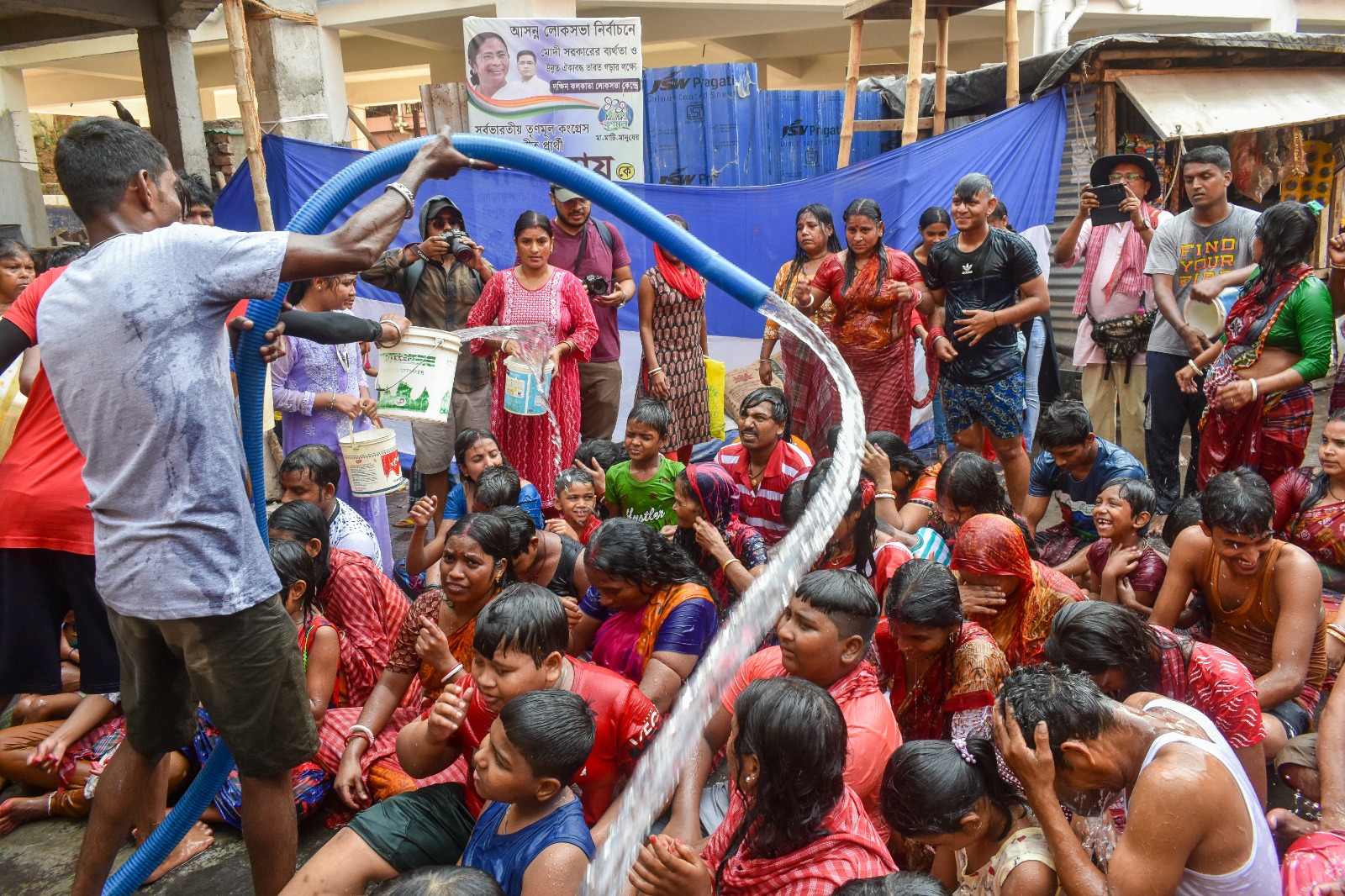 أشخاص يستحمون بالمياه للتخفيف من شدة الحرارة في مدينة كولكاتا بالهند. 20 أبريل 2024