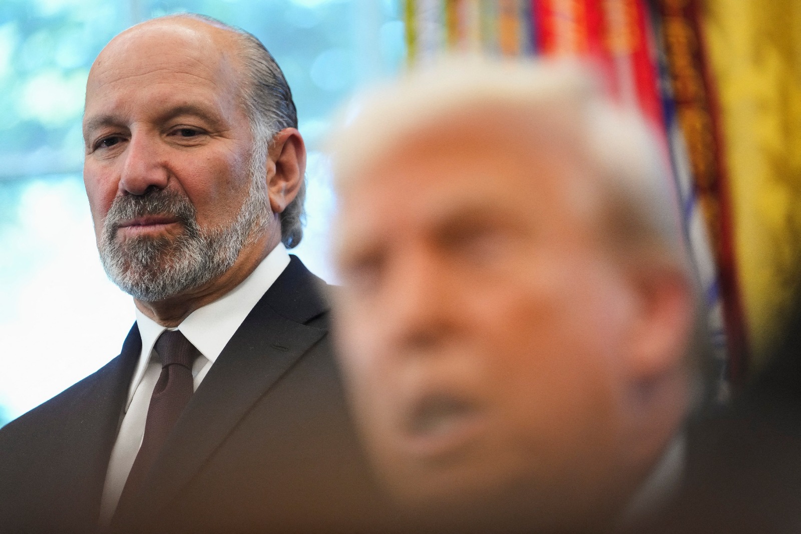 وزير التجارة الأميركي هوارد لوتنيك يقف خلف الرئيس الأميركي دونالد ترمب في المكتب البيضاوي. 19 سبتمبر 2025 - Reuters