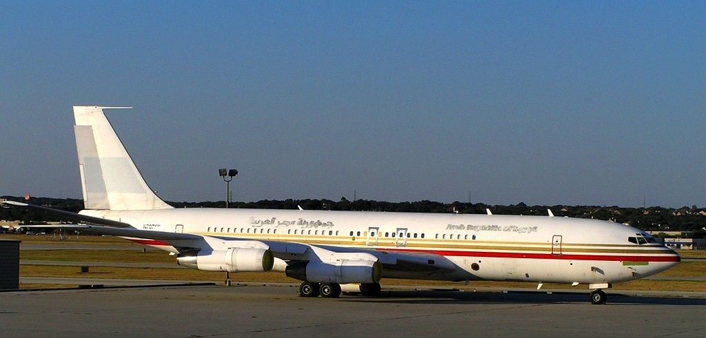الطائرة المصرية بعد أن اشترتها شركة أوميجا إير الأمريكية وهي في مرحلة إزالة الطلاء في مطار سان أنطونيو الدولي في ولاية تكساس الأمريكية بتاريخ 6 سبتمبر 2006. - jetphotos