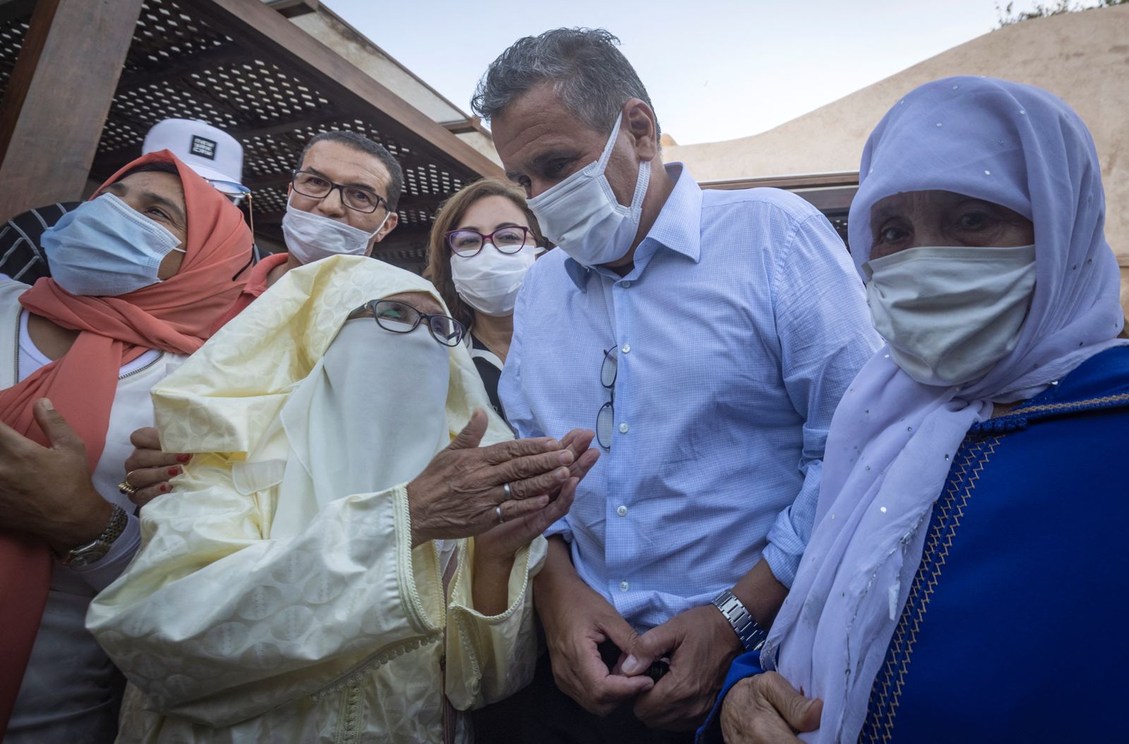 عزيز أخنوش، رئيس حزب التجمع الوطني للأحرار يستمع إلى مواطنين مغاربة خلال الحملة الانتخابية بحي القصبة التاريخي وسط الرباط، 2 سبتمبر 2021 - AFP
