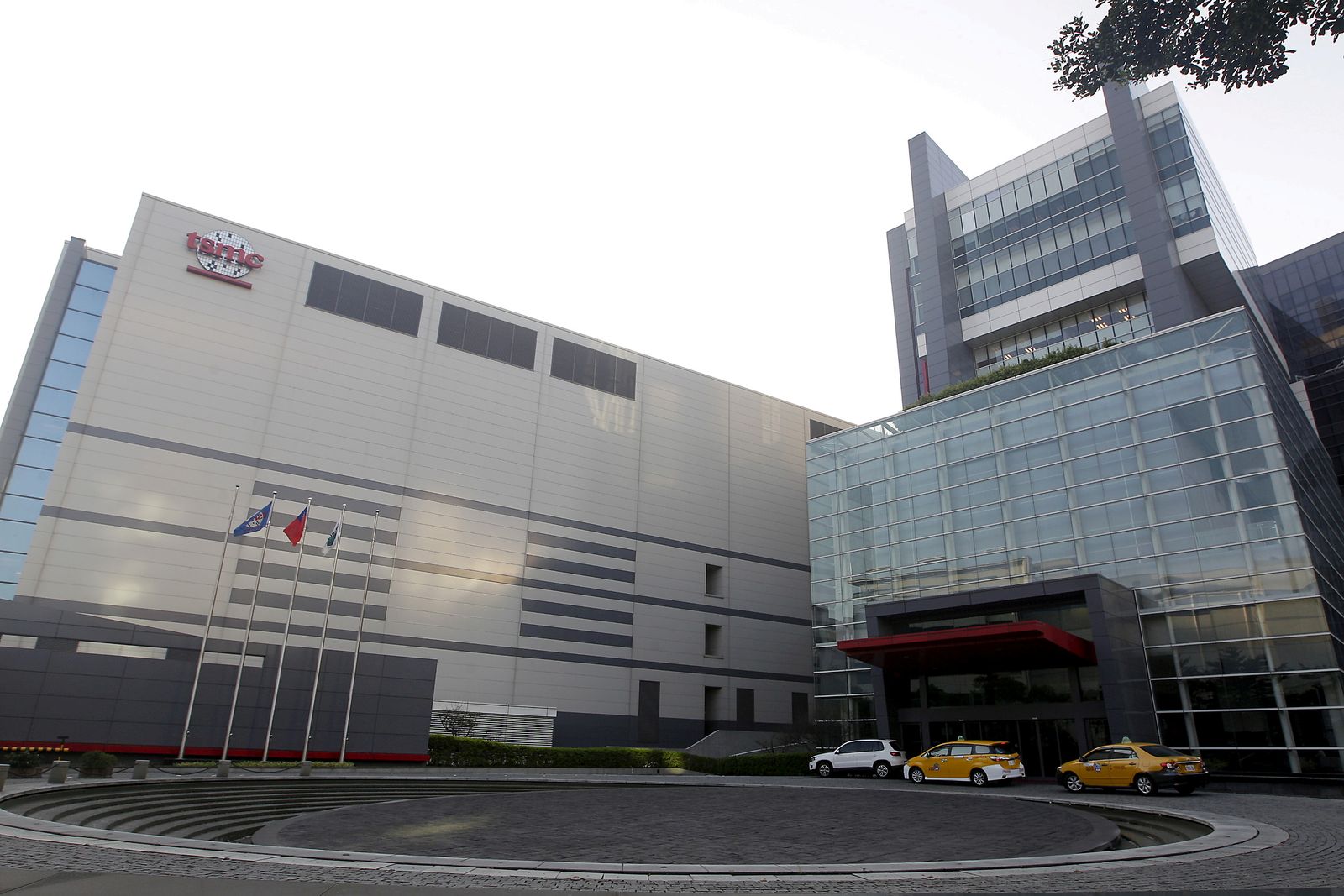FILE PHOTO: Taiwan Semiconductor Manufacturing Co Ltd (TSMC) headquarters building is seen in Hsinchu, northern Taiwan - REUTERS