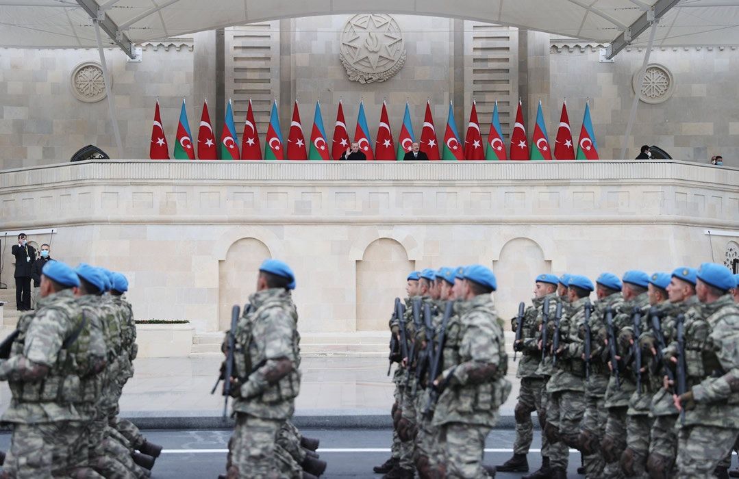الرئيس التركي رجب طيب أردوغان ونظيره الأذربيجاني إلهام  علييف يحضران عرضاً عسكرياً في باكو، 10 ديسمبر 2020 - twitter@tcbestepe_ar