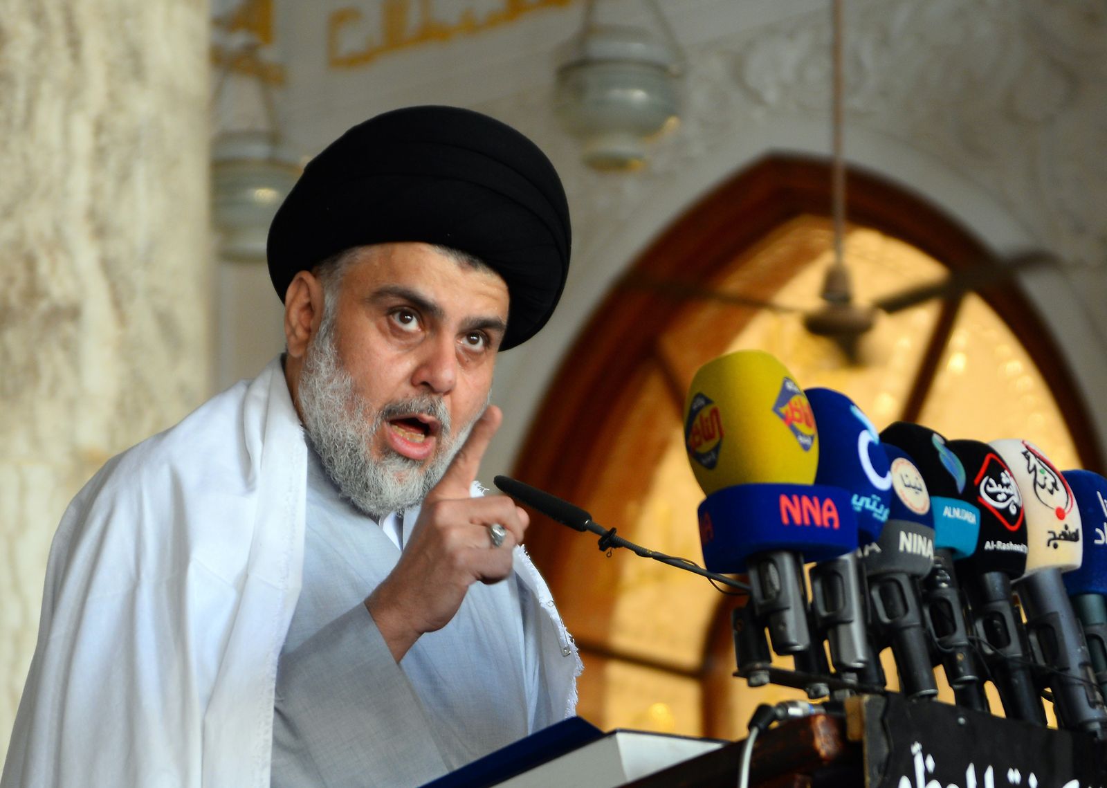 الزعيم الشيعي العراقي ورجل الدين مقتدى الصدر يلقي خطابا لمؤيديه بعد صلاة الجمعة في مسجد الكوفة الكبير في مدينة الضريح وسط العراق ، على بعد حوالي 160 كيلومترا جنوب العاصمة بغداد ، 3 مايو ، 2019. (تصوير حيدر حمداني / وكالة الصحافة الفرنسية), AFP