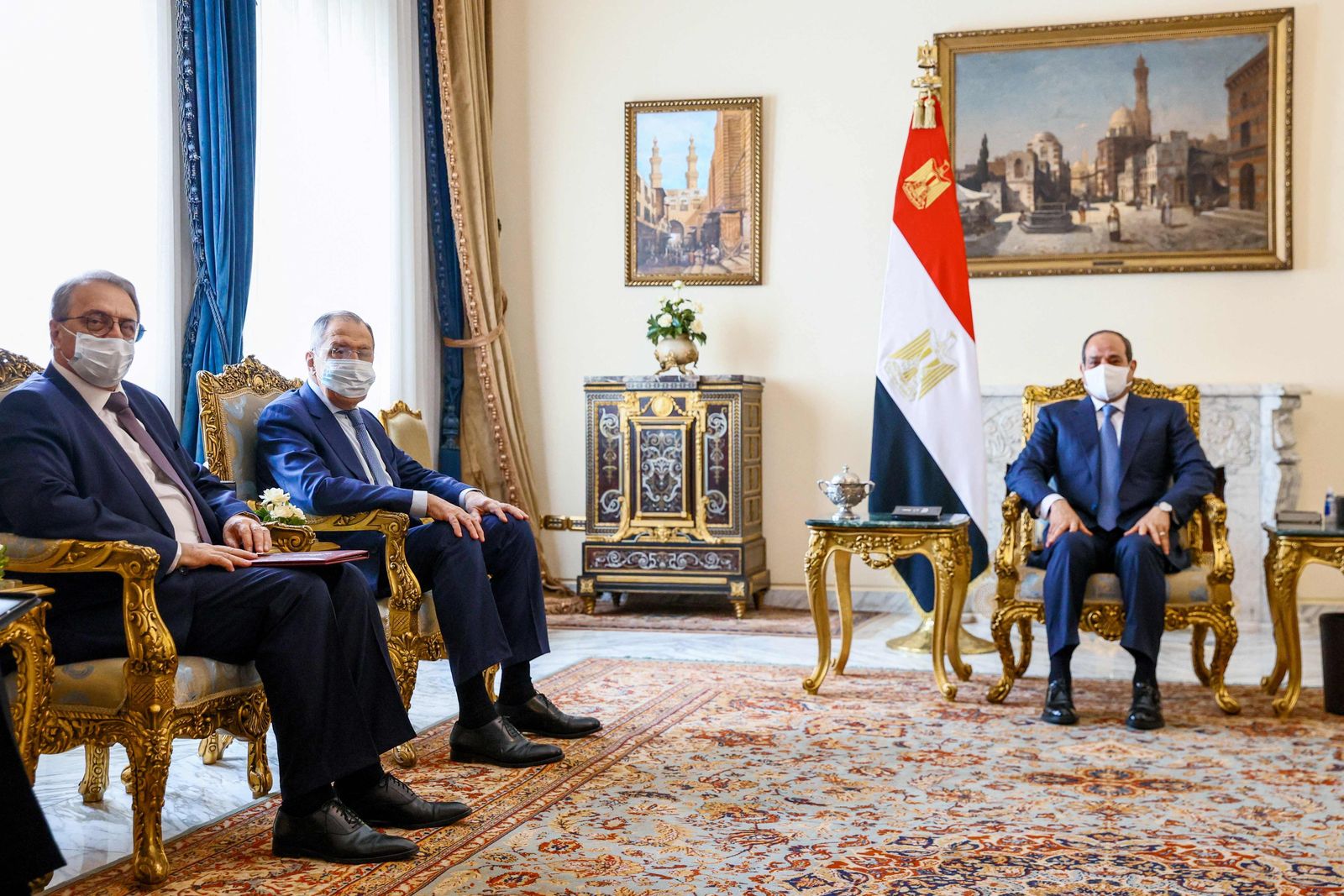 A handout picture released by the Russian Foreign Ministry Press Service shows Russian Foreign Minister Sergei Lavrov (2nd L) attends a meeting with Egyptian President Abdel Fattah al-Sisi (R) at the presidential palace in the capital Cairo on July 24, 2022. (Photo by Handout / RUSSIAN FOREIGN MINISTRY / AFP) / RESTRICTED TO EDITORIAL USE - MANDATORY CREDIT 