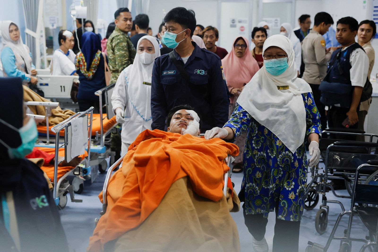 Medical workers push an injured student on the stretcher at Jakarta Islamic hospital after an explosion occurred during Friday prayers at a mosque inside a school complex in Jakarta, Indonesia, November 7, 2025. REUTERS/Ajeng Dinar Ulfiana