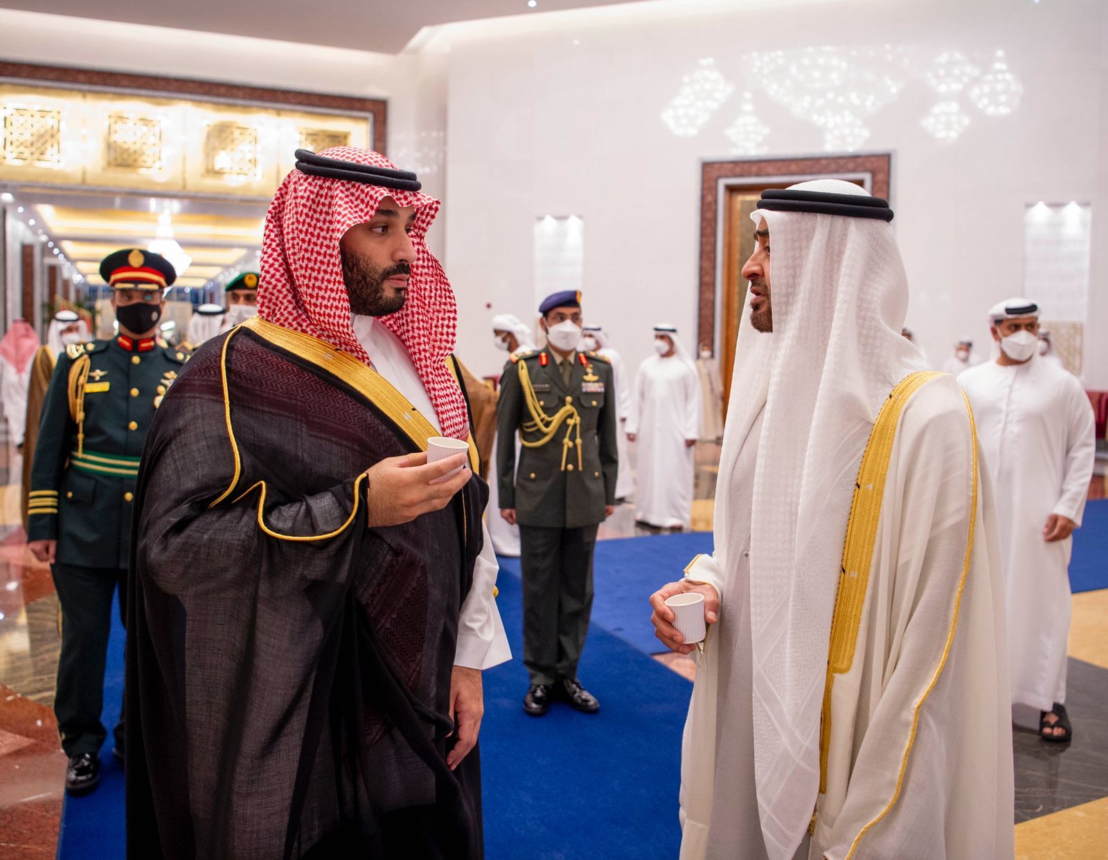ولي عهد أبوظبي الشيخ محمد بن زايد آل نهيان لدى استقباله ولي العهد السعودي الأمير محمد بن سلمان في أبوظبي- 7 ديسمبر 2021 - واس
