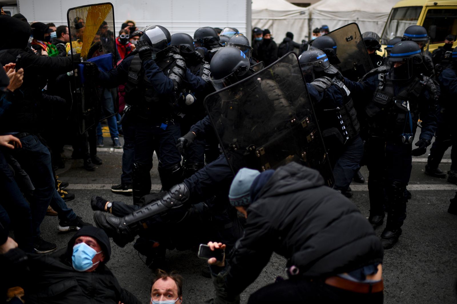 اشتباكات بين متظاهرين وضباط شرطة مكافحة الشغب خلال مظاهرة ضد مشروع قانون 